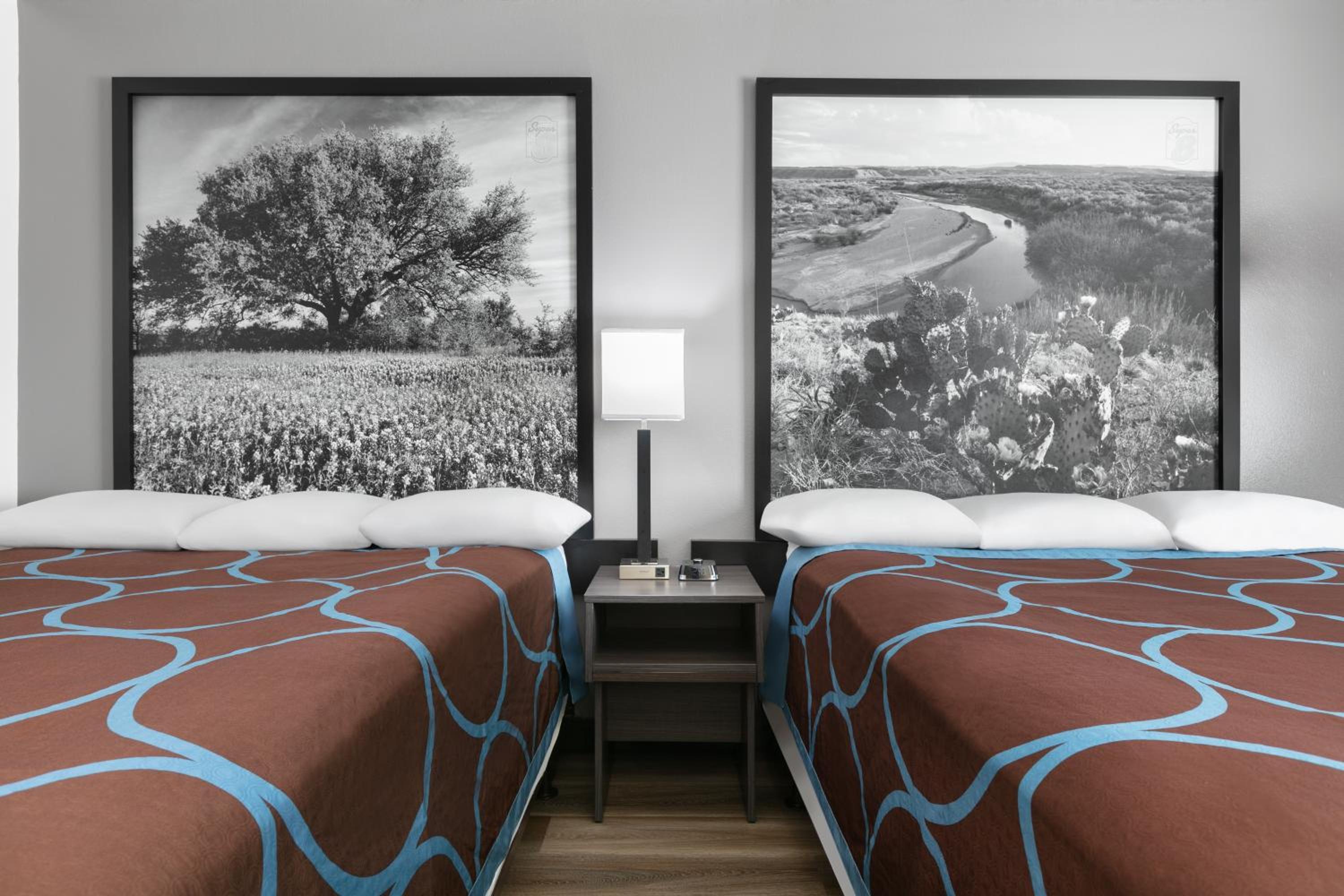 Queen Room with Two Queen Beds - Non-Smoking - Photo 2
