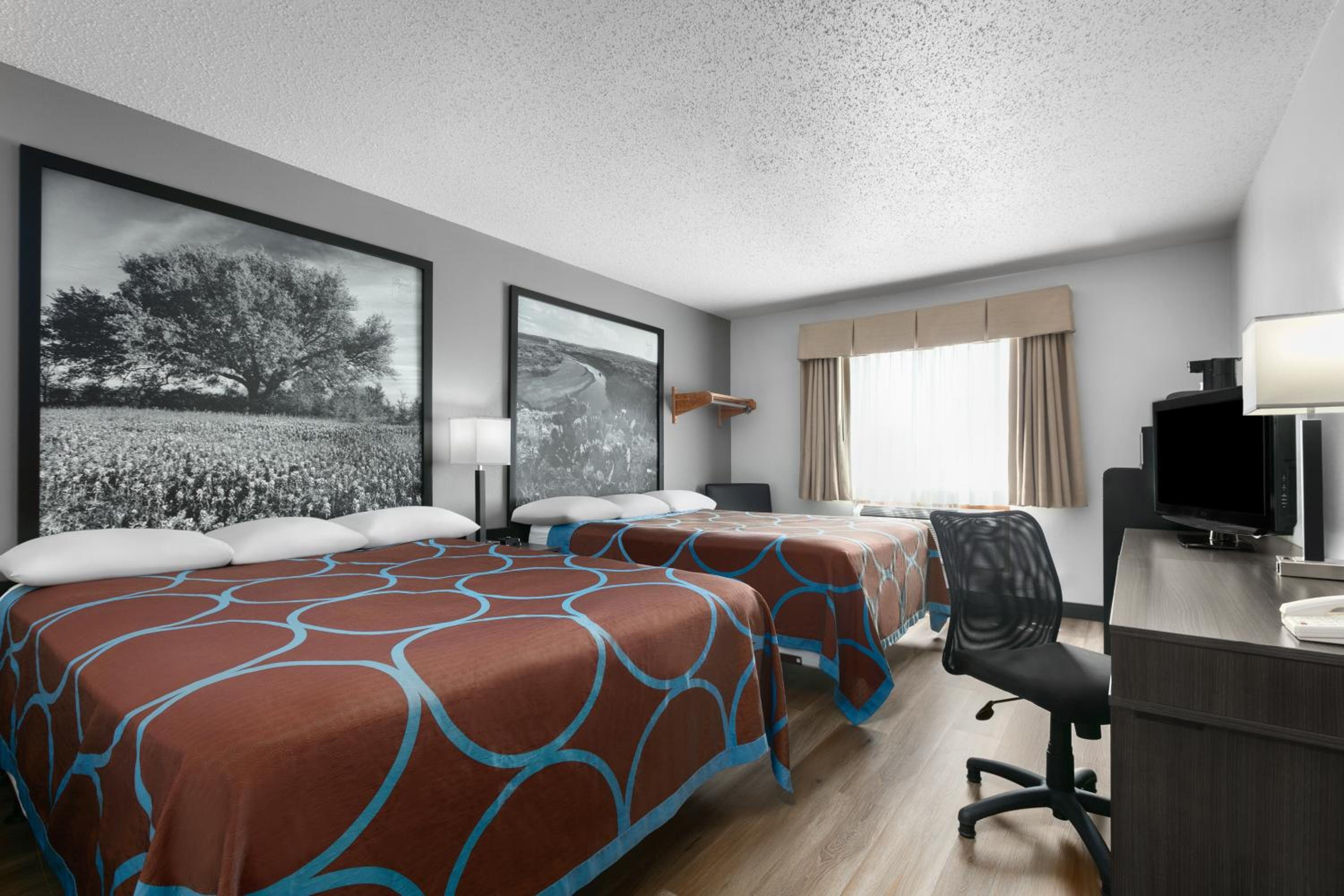 Queen Room with Two Queen Beds - Non-Smoking - Photo 5