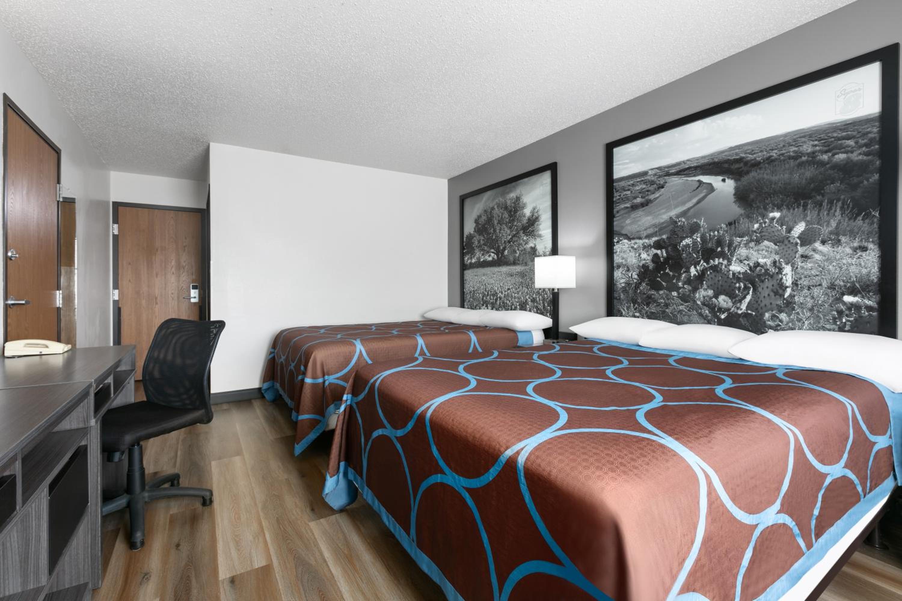 Queen Room with Two Queen Beds - Non-Smoking - Photo 4