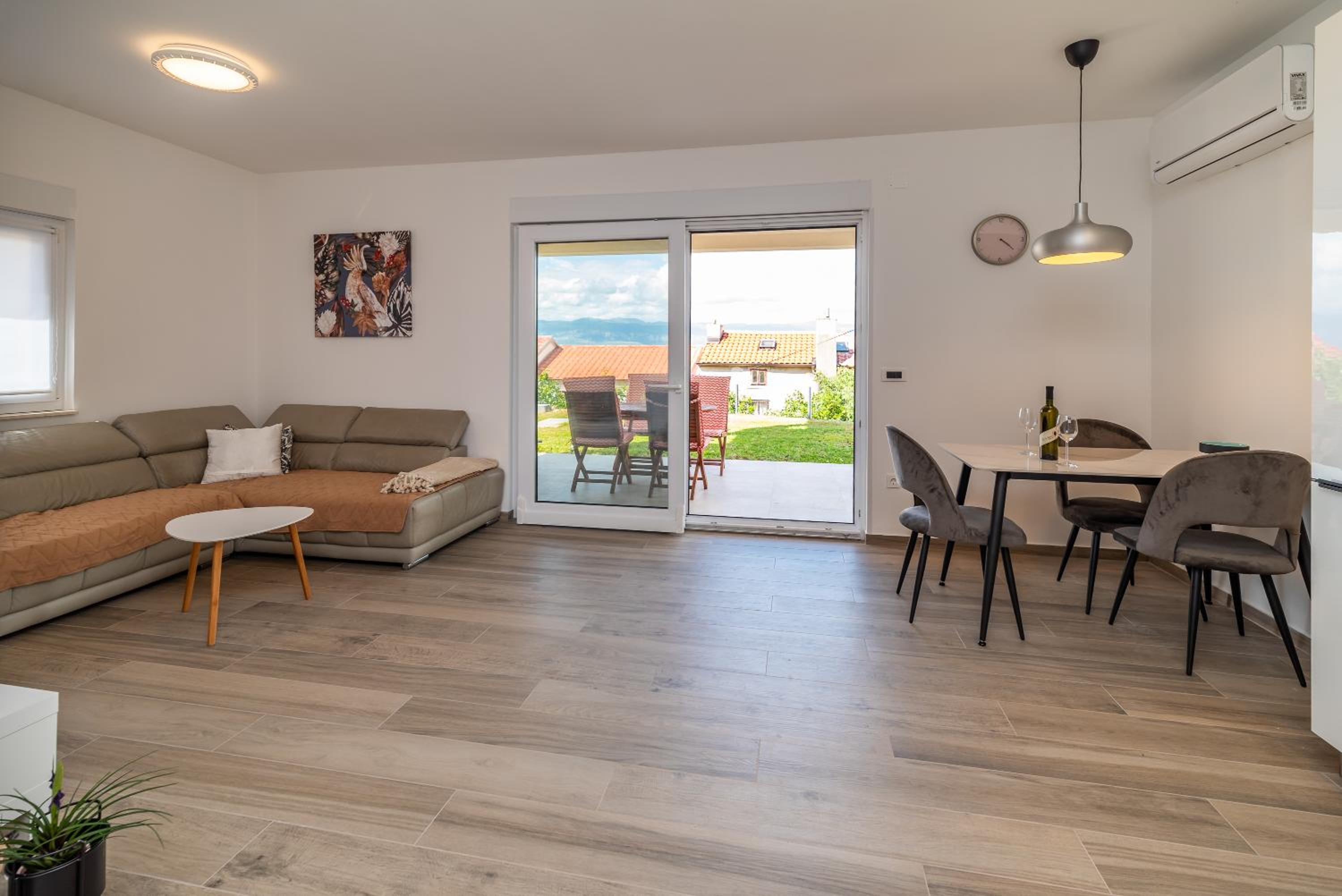 Deluxe One-Bedroom Apartment