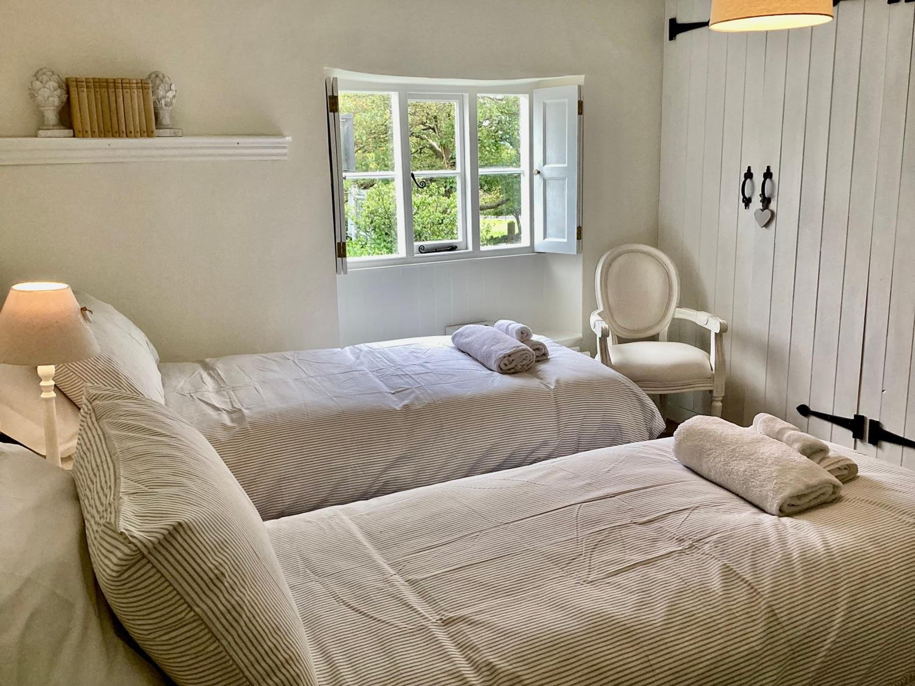 Standard Twin Room with Shared Bathroom photo 3
