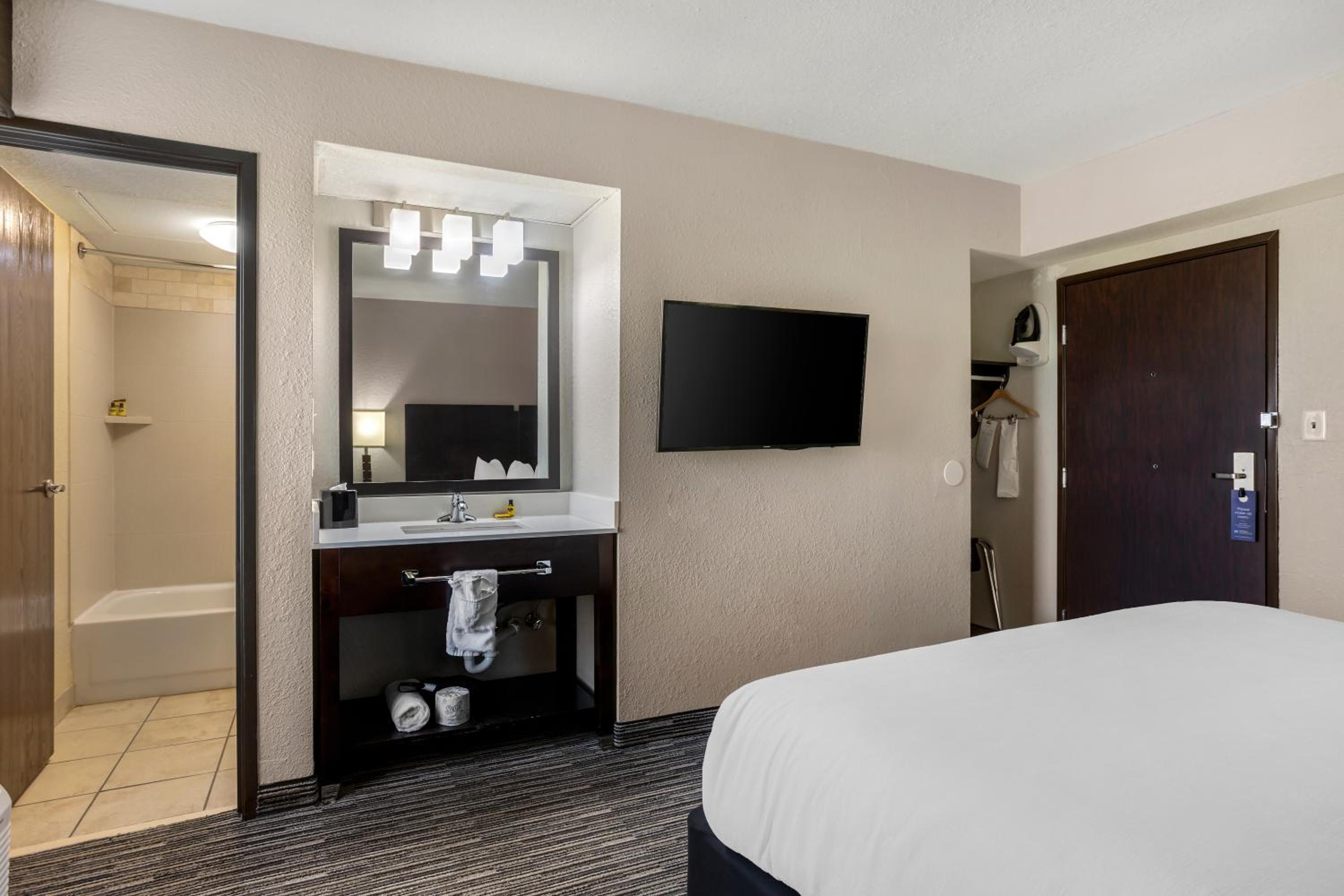 King Room - Non-Smoking - Photo 3