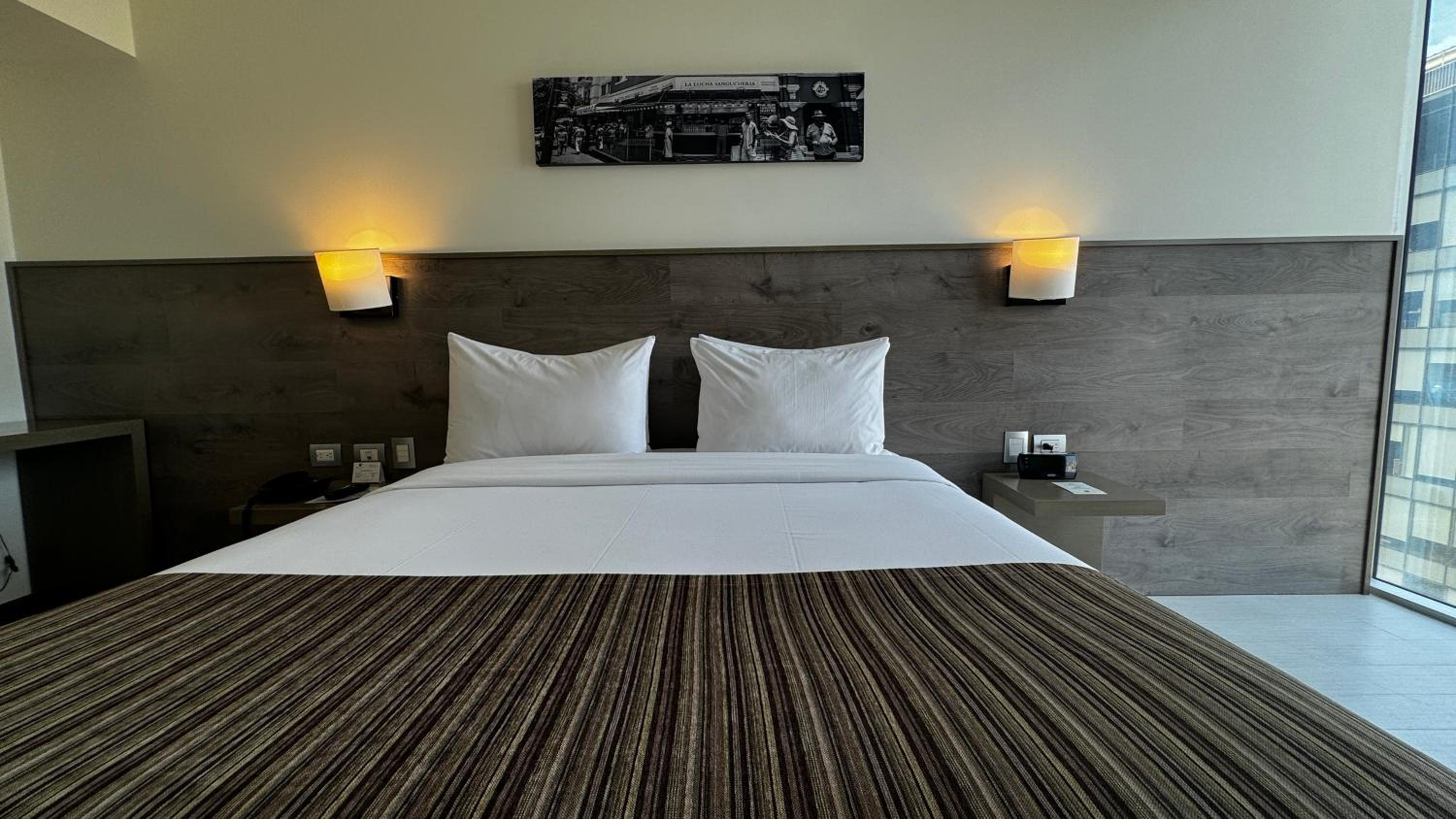 Queen Room with Partial Ocean View - Non-Smoking photo 1
