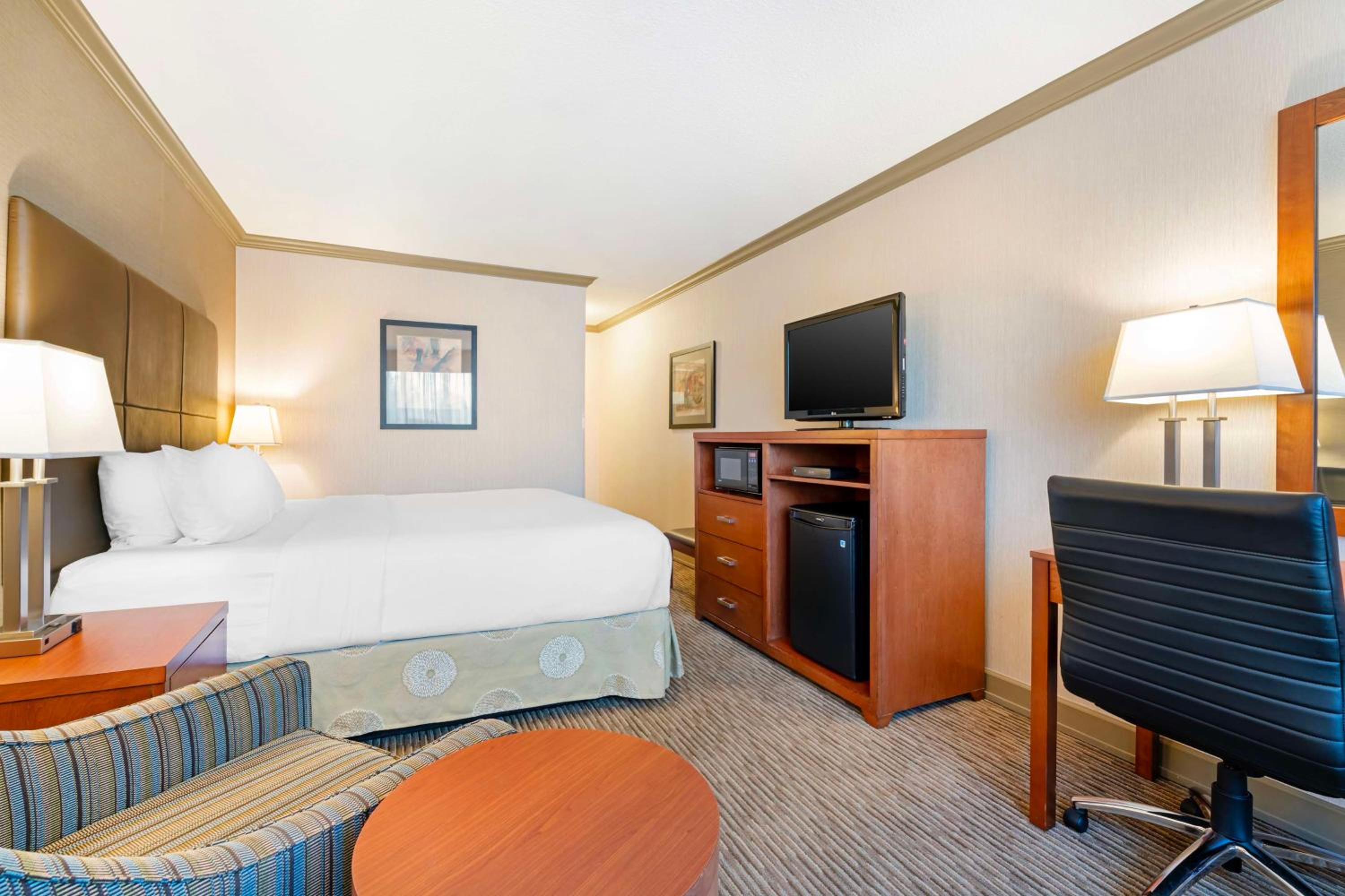 King Suite with Sofa Bed and Walk-In Shower - Non-Smoking photo 2