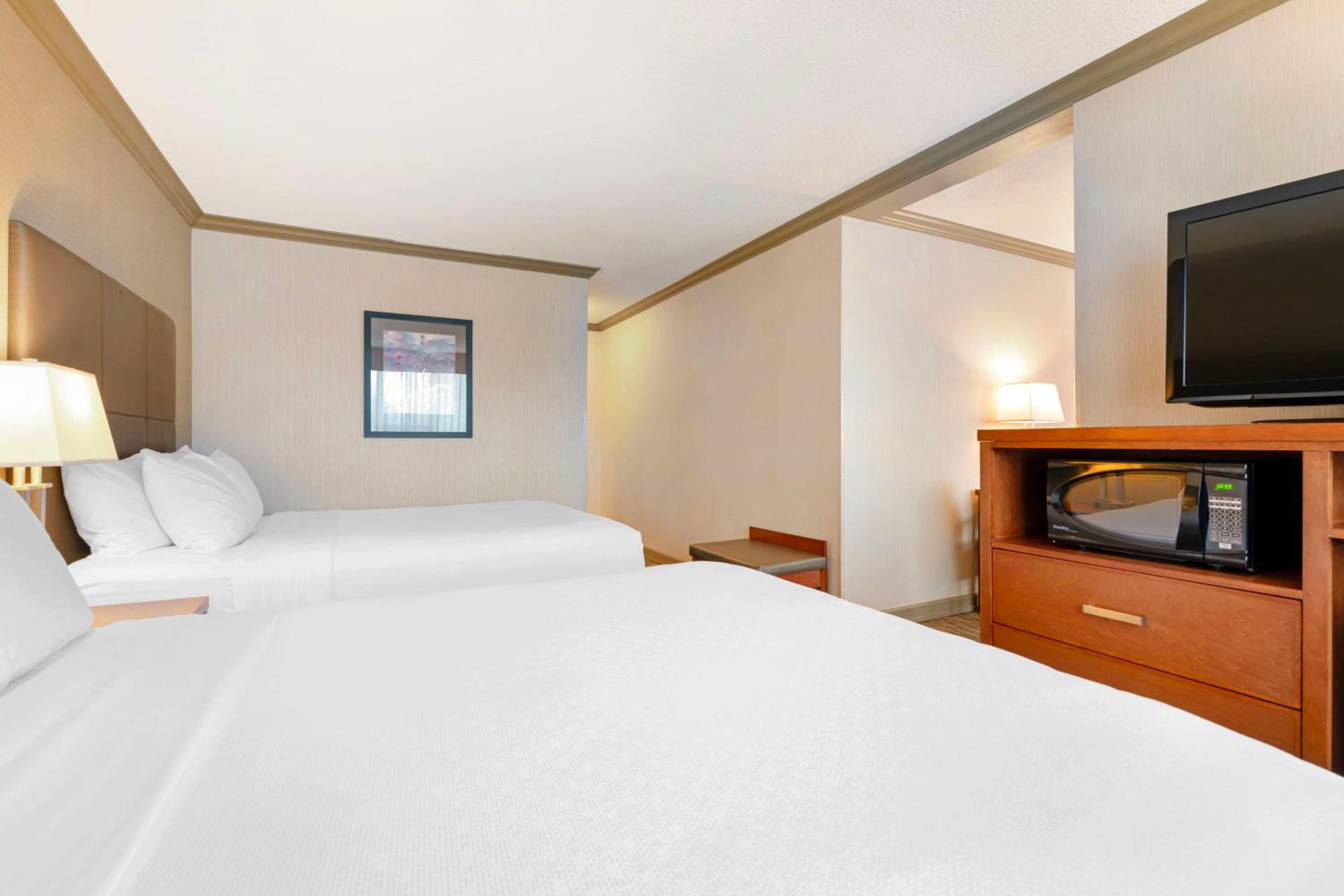 Double Room with Two Double Beds - Non-Smoking photo 2