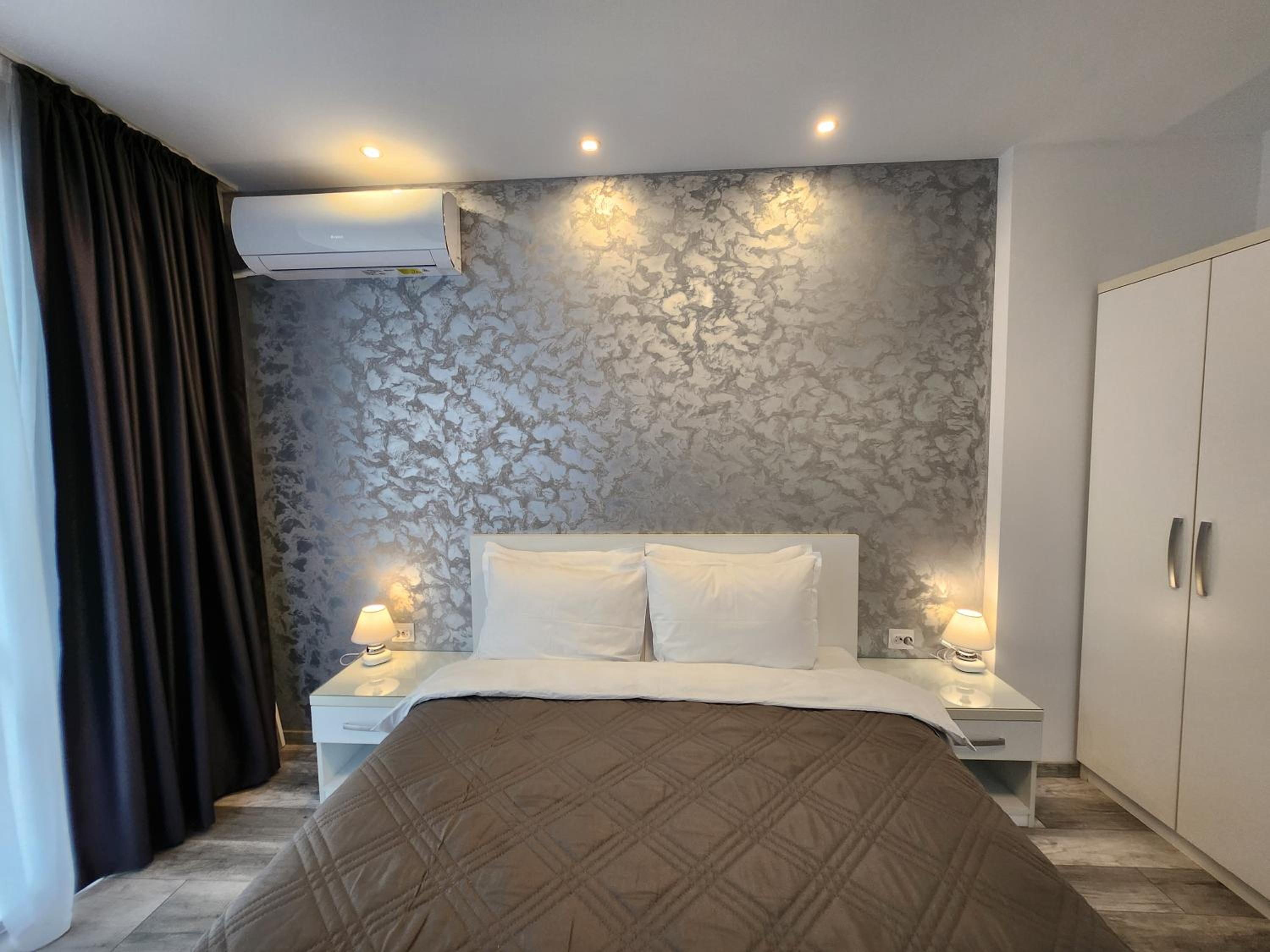 Deluxe Double Room with Balcony photo 3