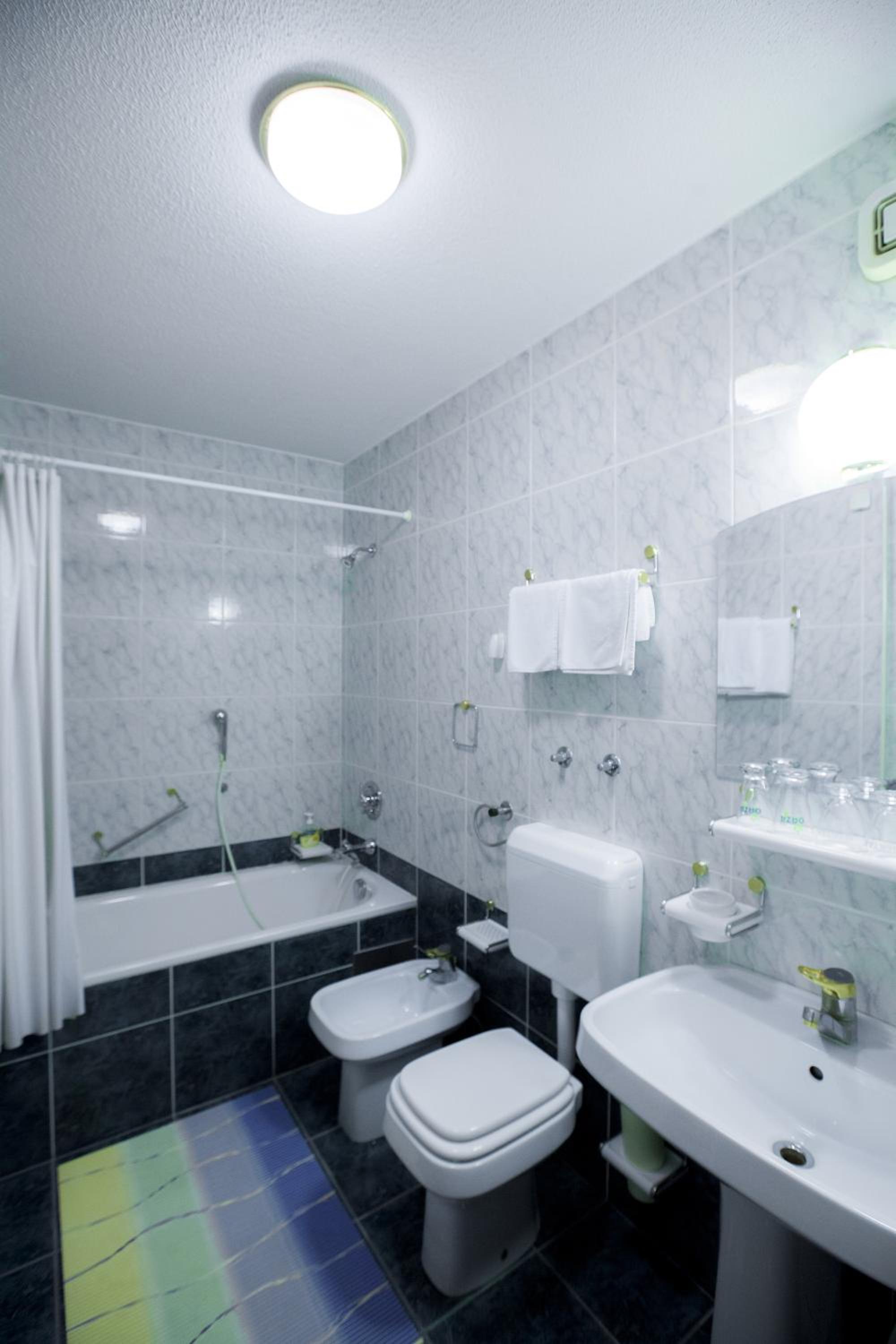 Double Room with Balcony - Photo 4
