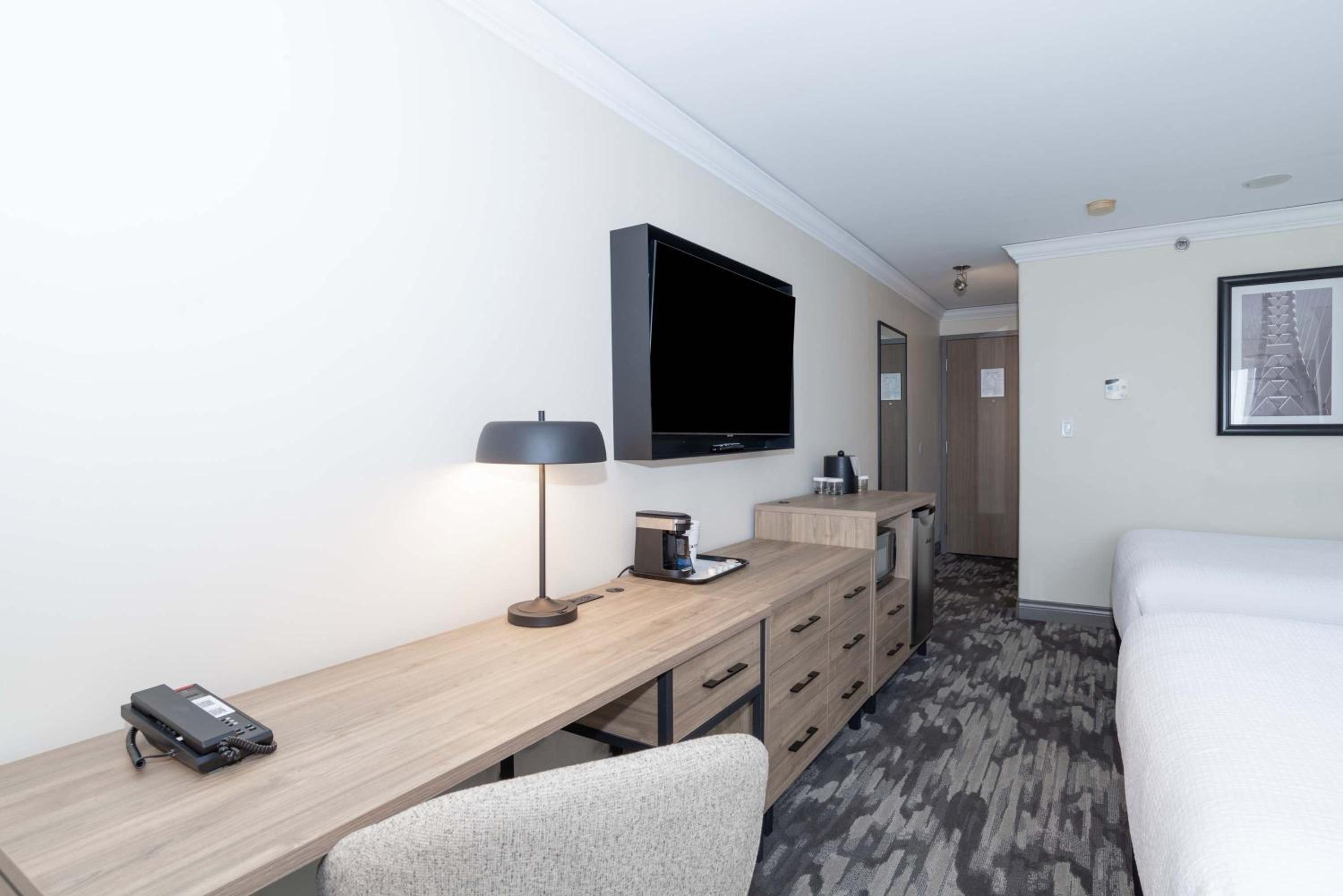 Standard Room, 2 Queen Beds - Photo 4