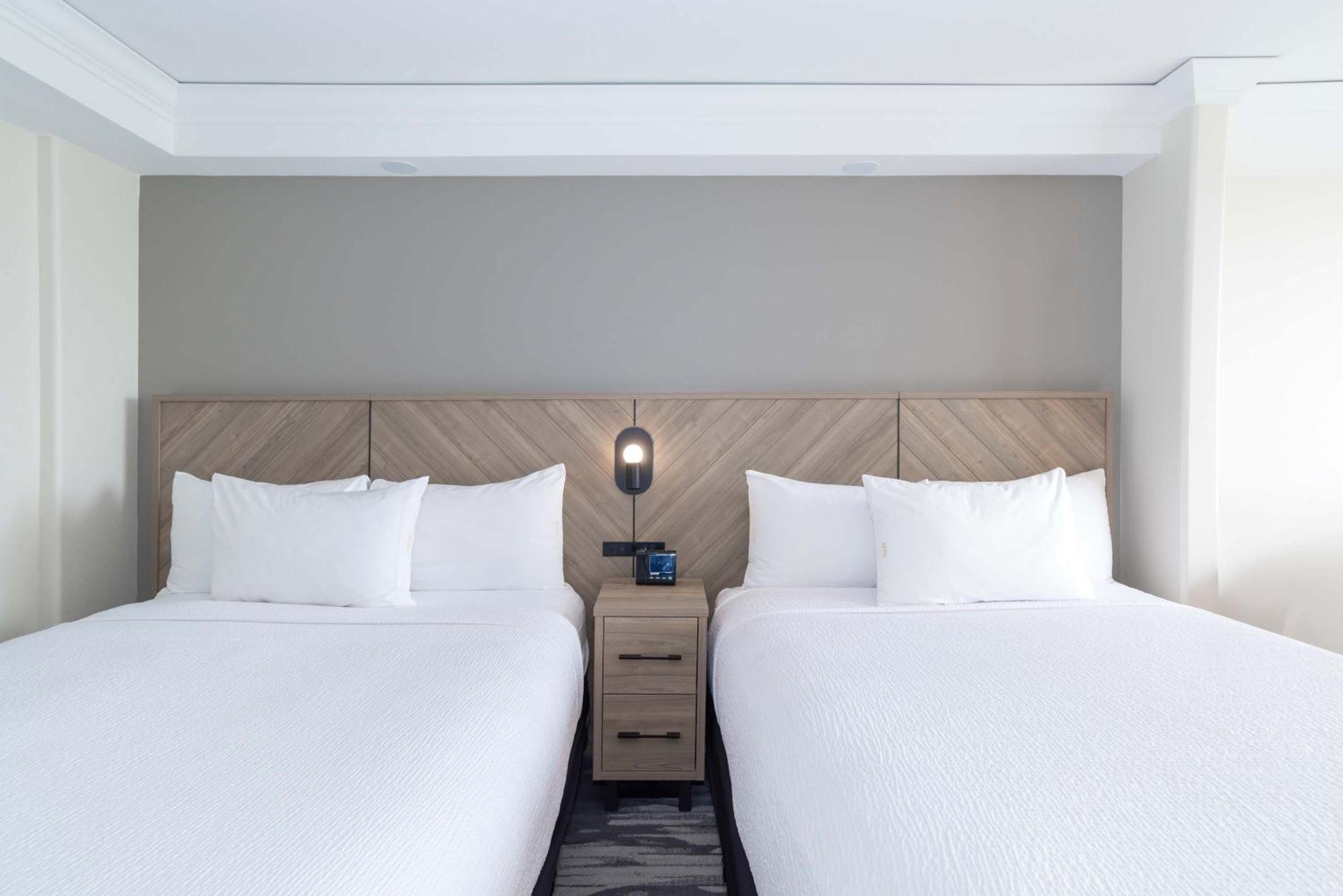 Standard Room, 2 Queen Beds - Photo 2