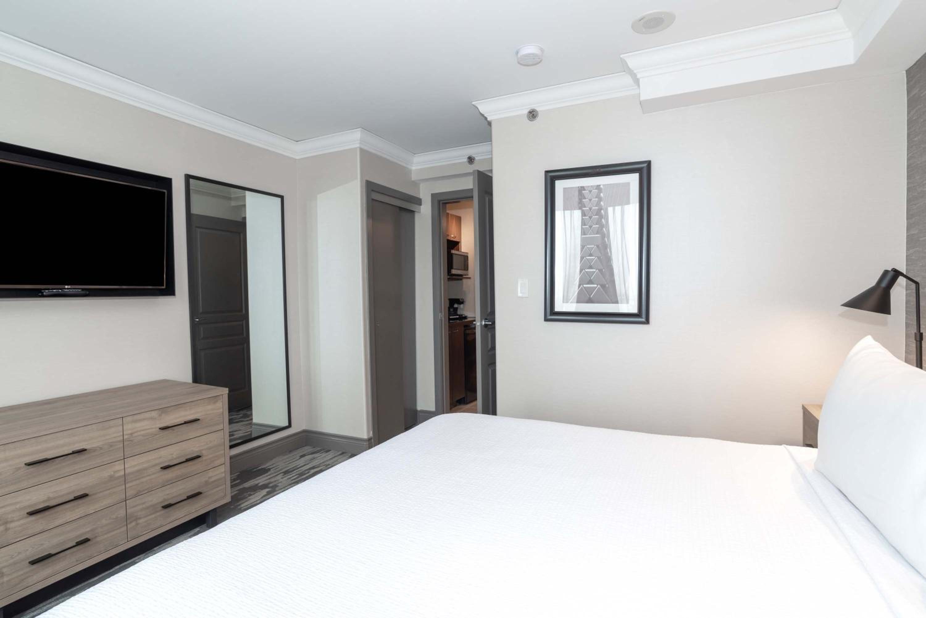 Standard Suite, 1 King Bed, Kitchen, Washer Dryer - Photo 2