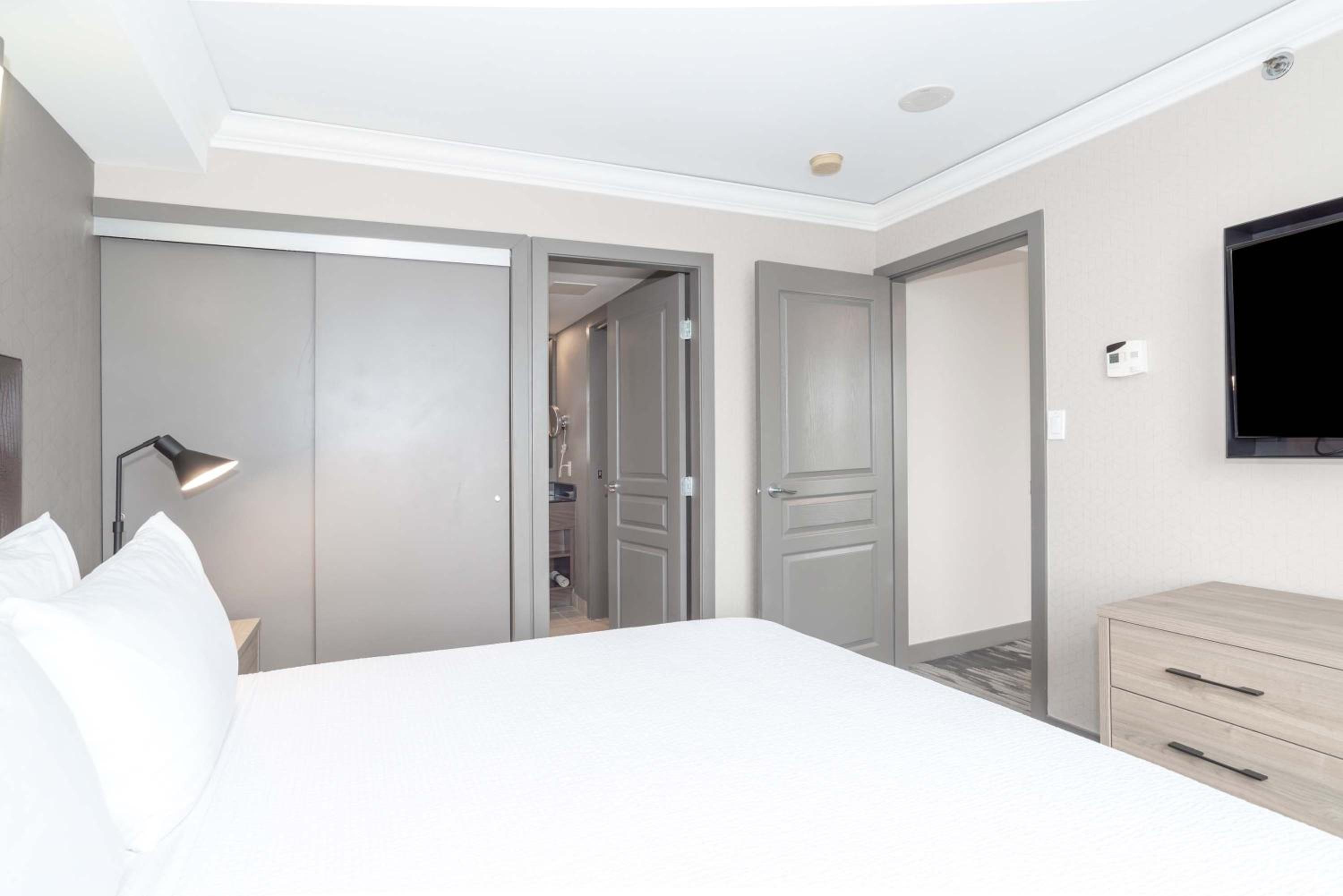 Standard Suite, 1 King Bed, Kitchenette - Photo 7