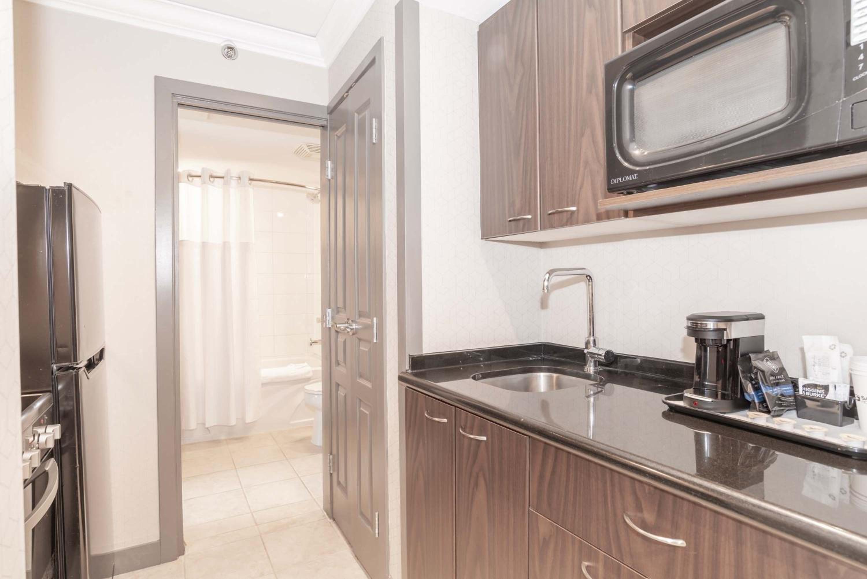 Standard Suite, 1 King Bed, Kitchenette - Photo 5