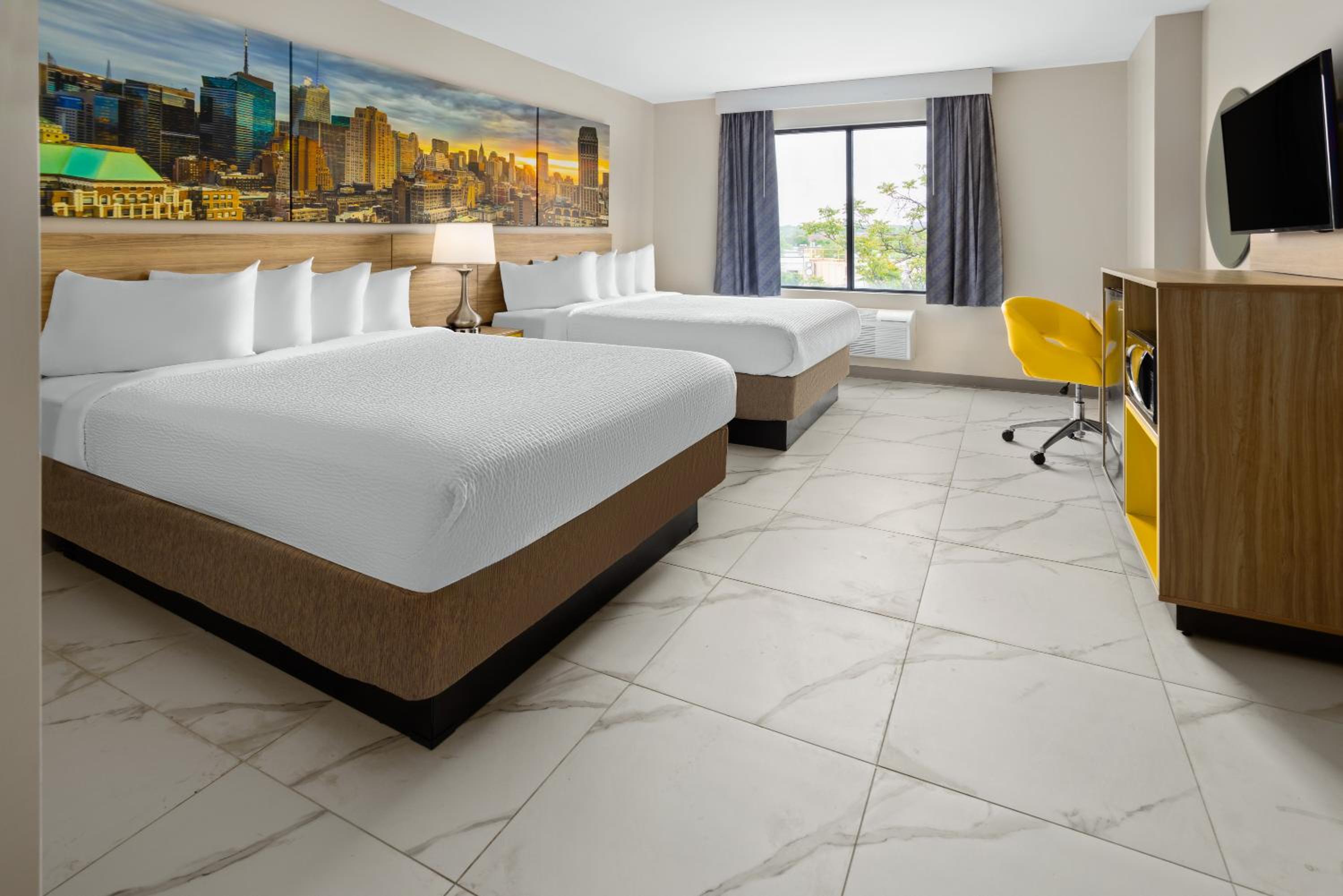 Queen Room with Two Queen Beds - Non-Smoking - Photo 4
