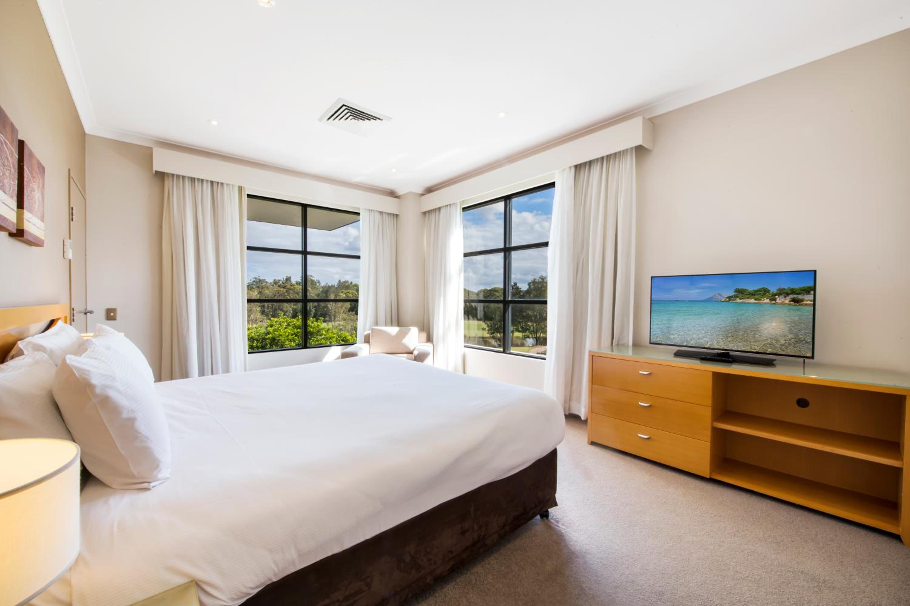 Privilege Queen Room with Balcony  photo 3