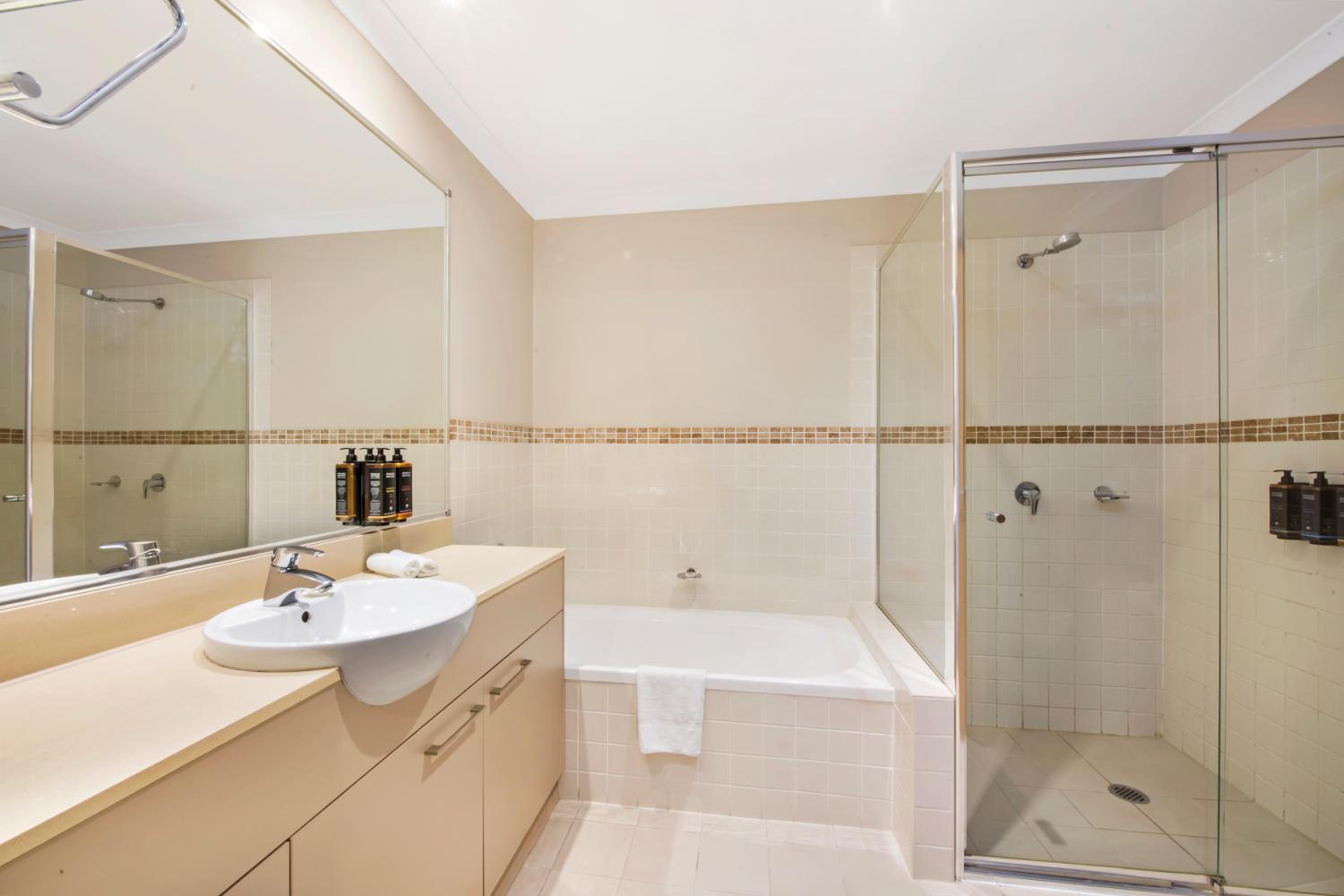 Privilege Queen Room with Balcony  photo 2