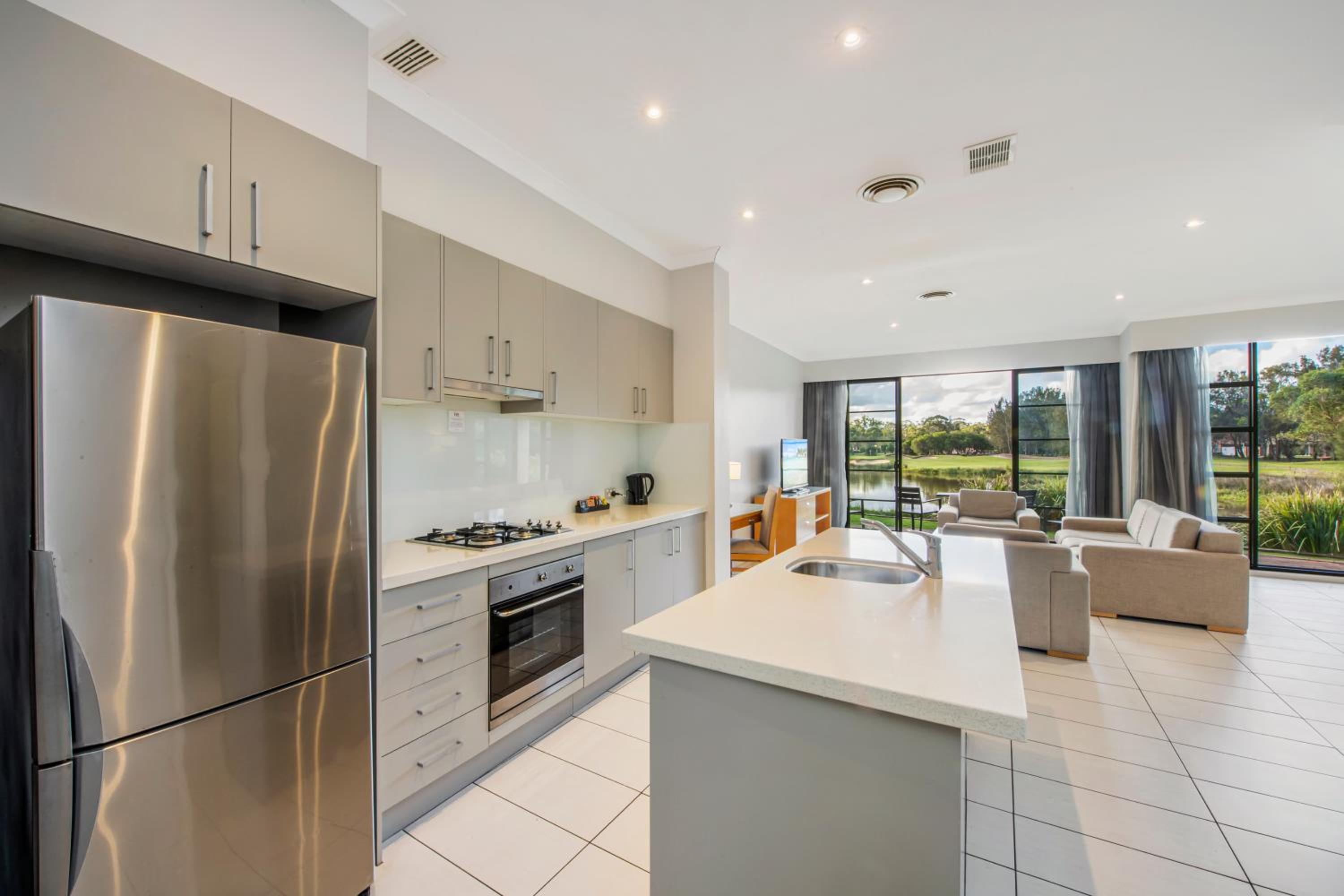 Three-Bedroom Apartment with Three Queen Beds  photo 2