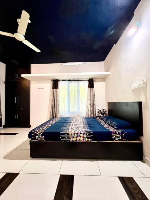 Six-Bedroom House photo 1