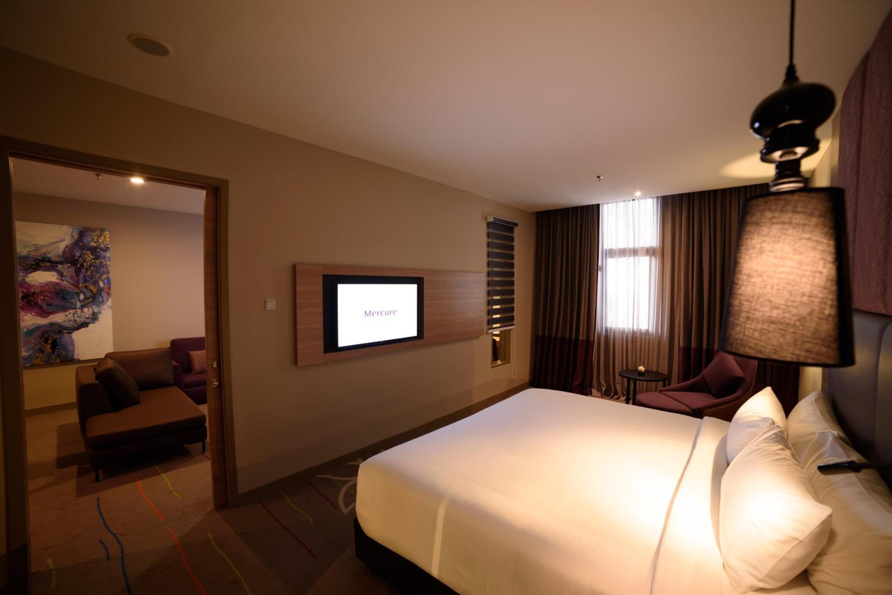Executive Queen Suite with Sofa photo 2
