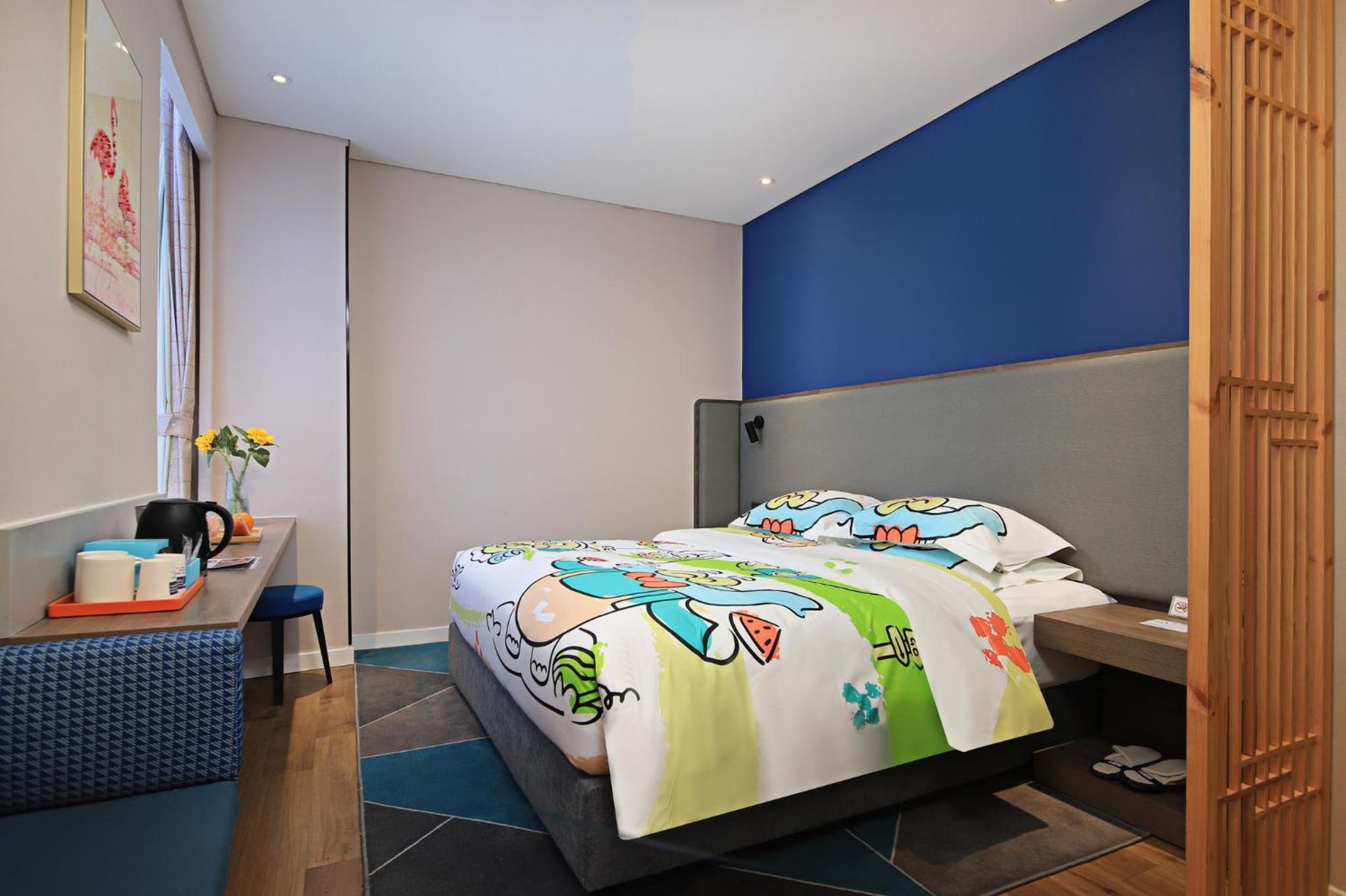 Standard King Room with One Kids Bed - Photo 6