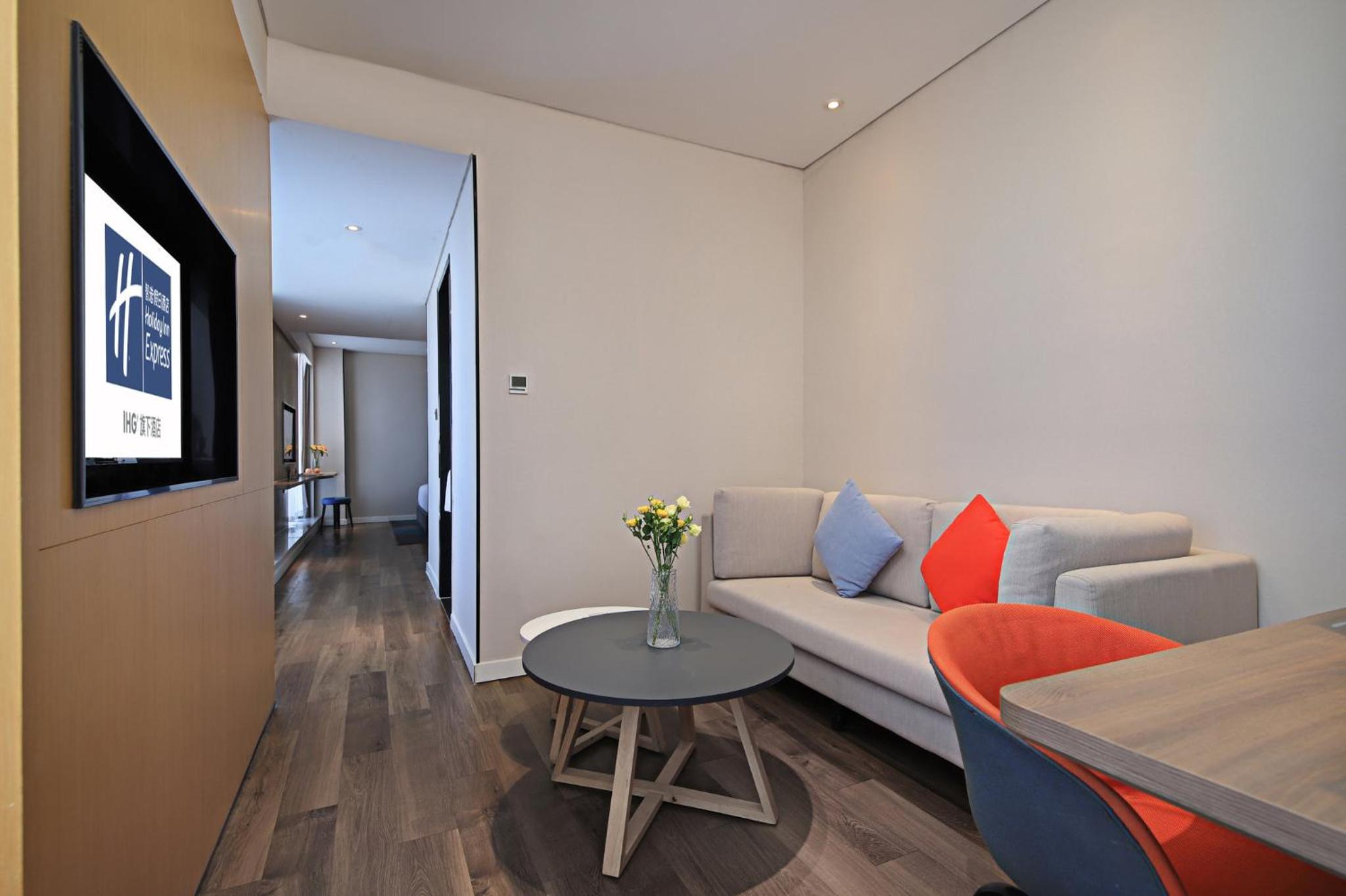 Standard King Room with Extra Floor Space - Photo 2