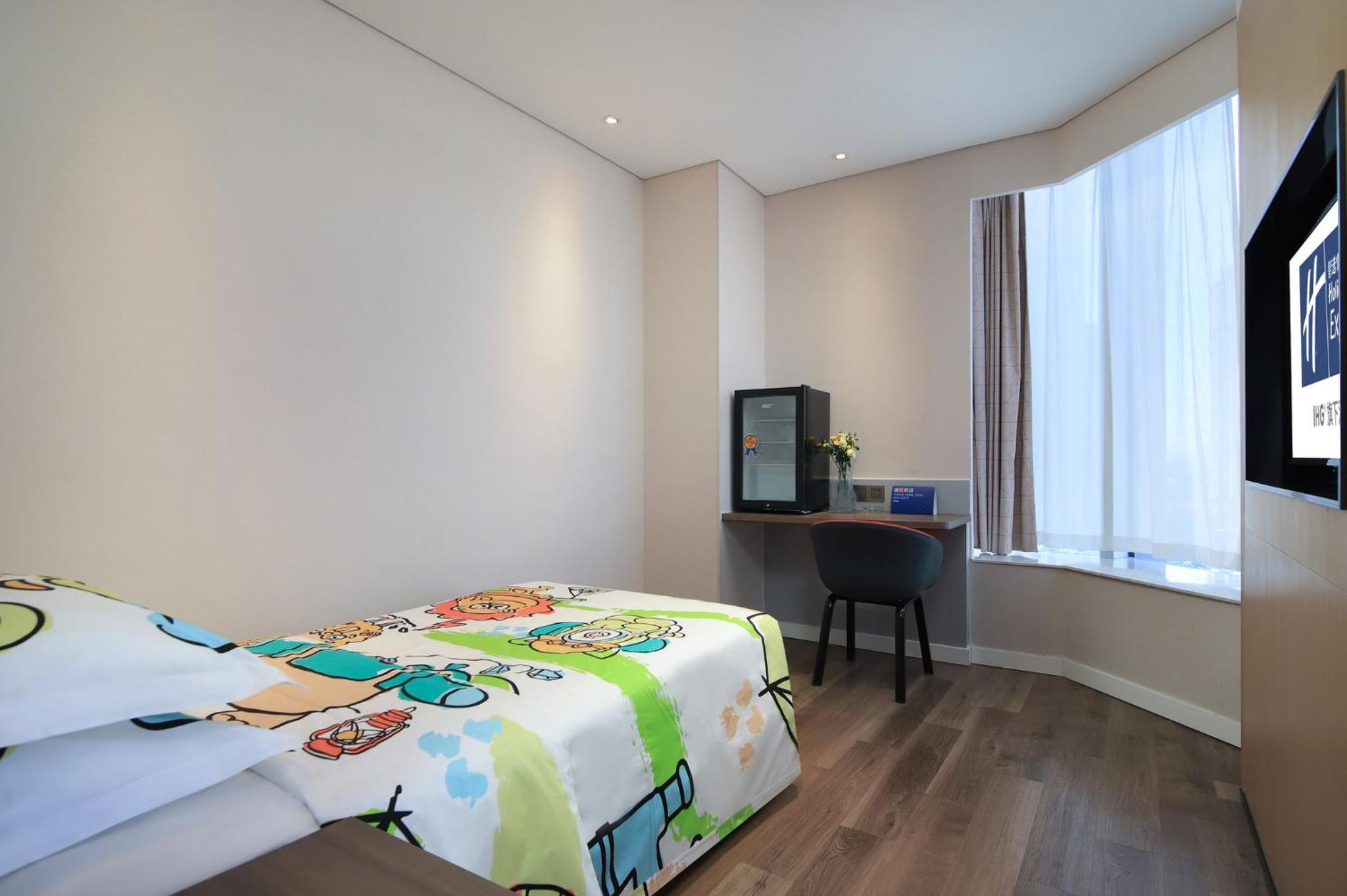 Standard King Room with One Kids Bed - Photo 5