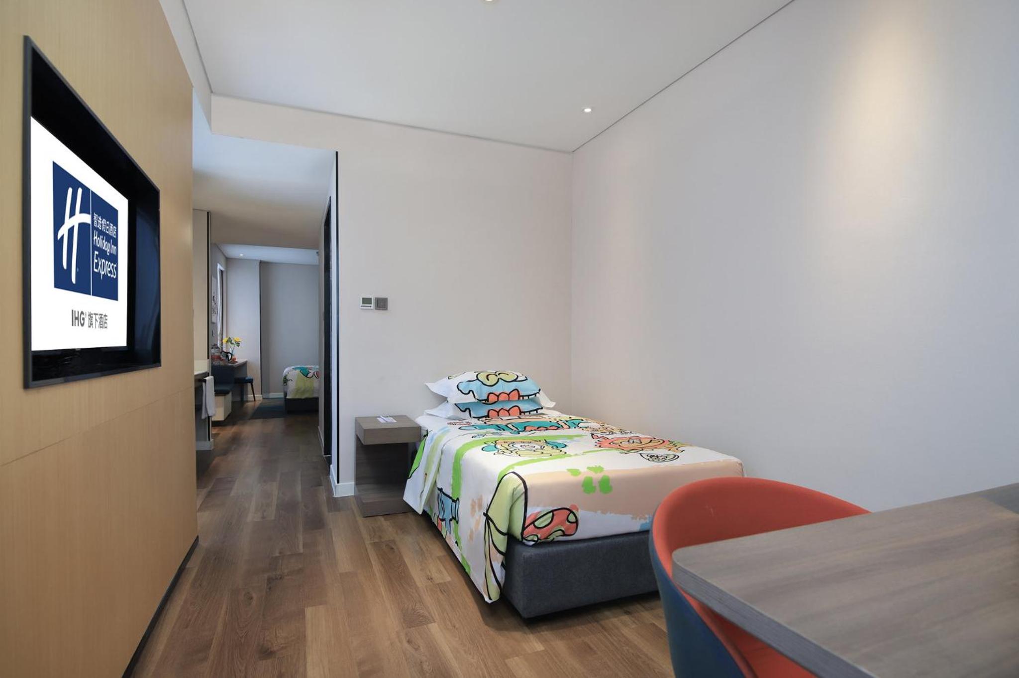 Standard King Room with One Kids Bed - Photo 3