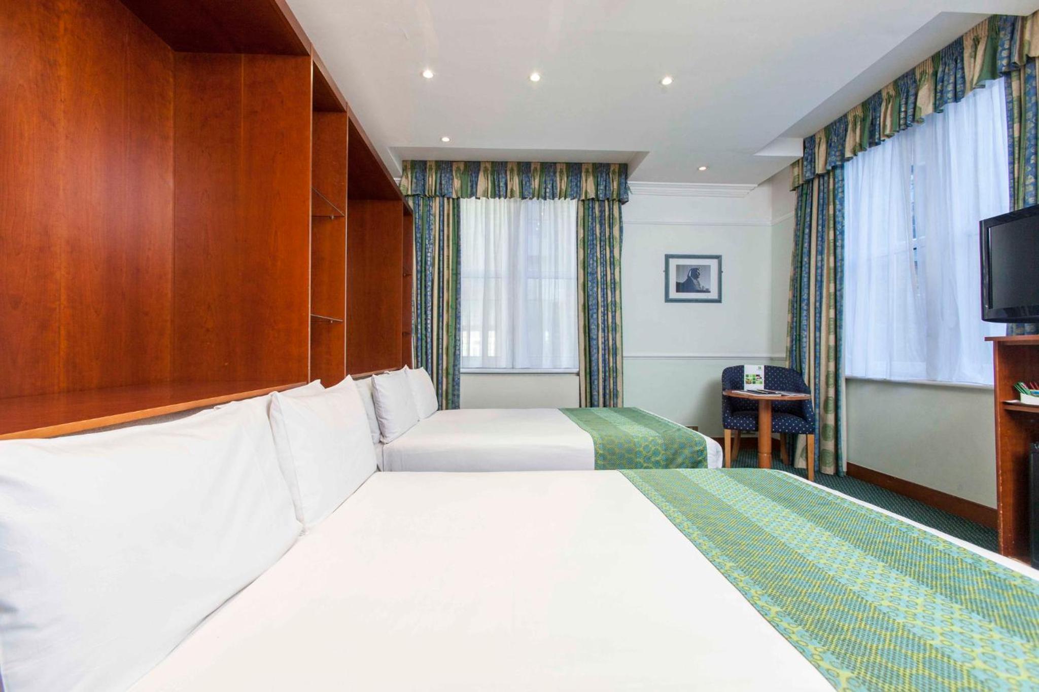 Grand Double Room with Two Double Beds and Welbeck Street View photo 1
