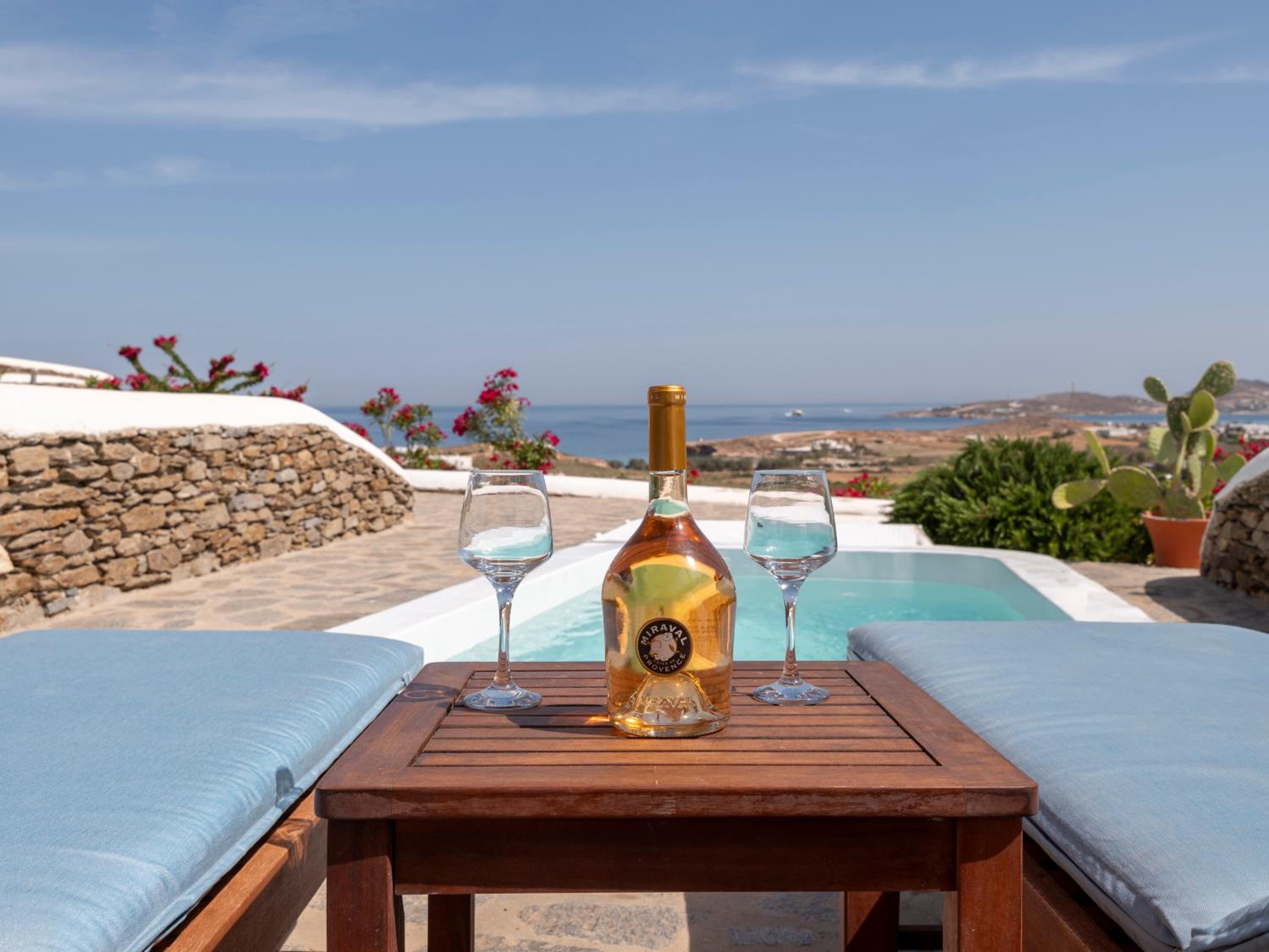 Deluxe Suite with Sea View - Photo 10