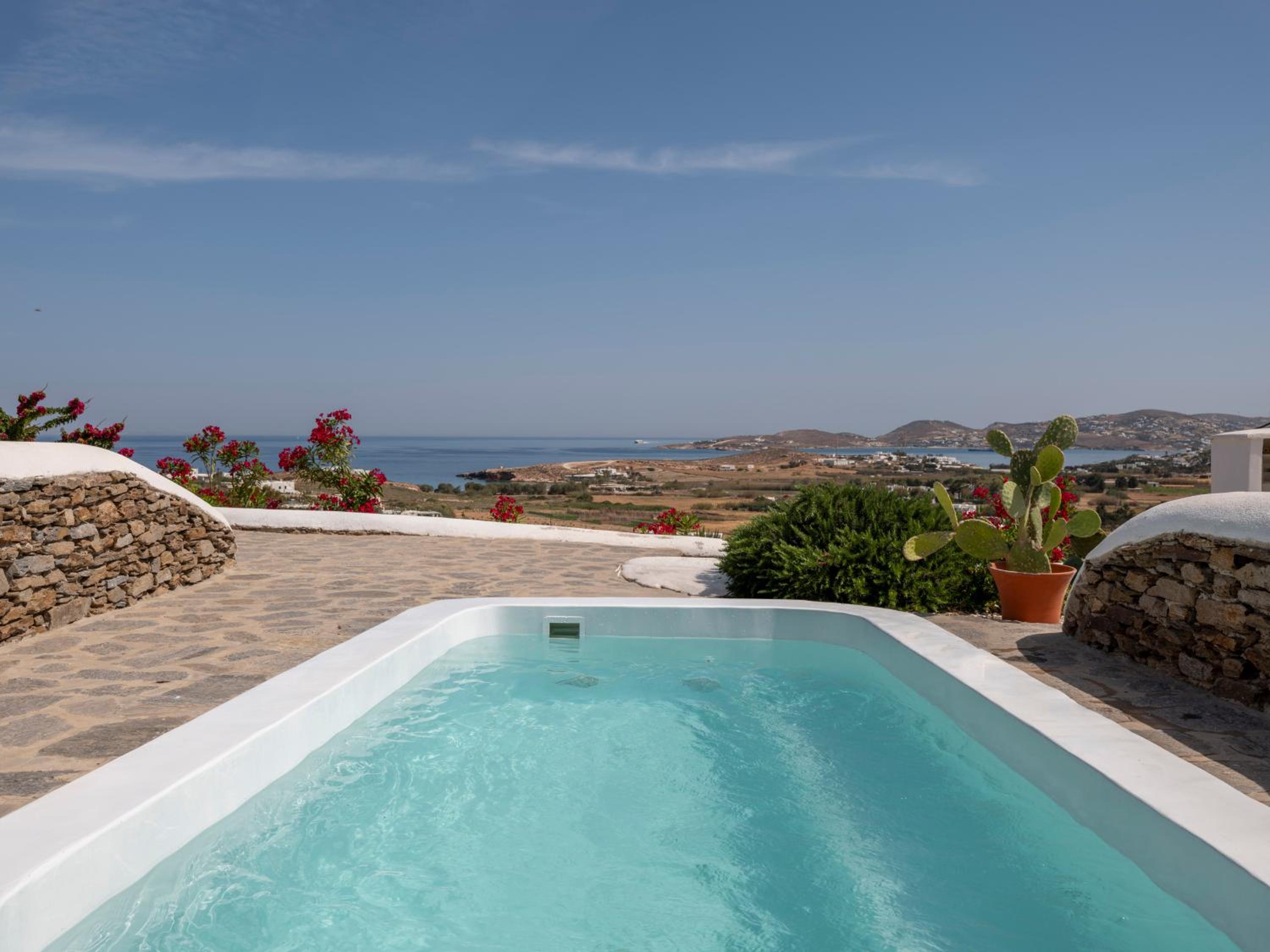 Deluxe Suite with Sea View - Photo 12