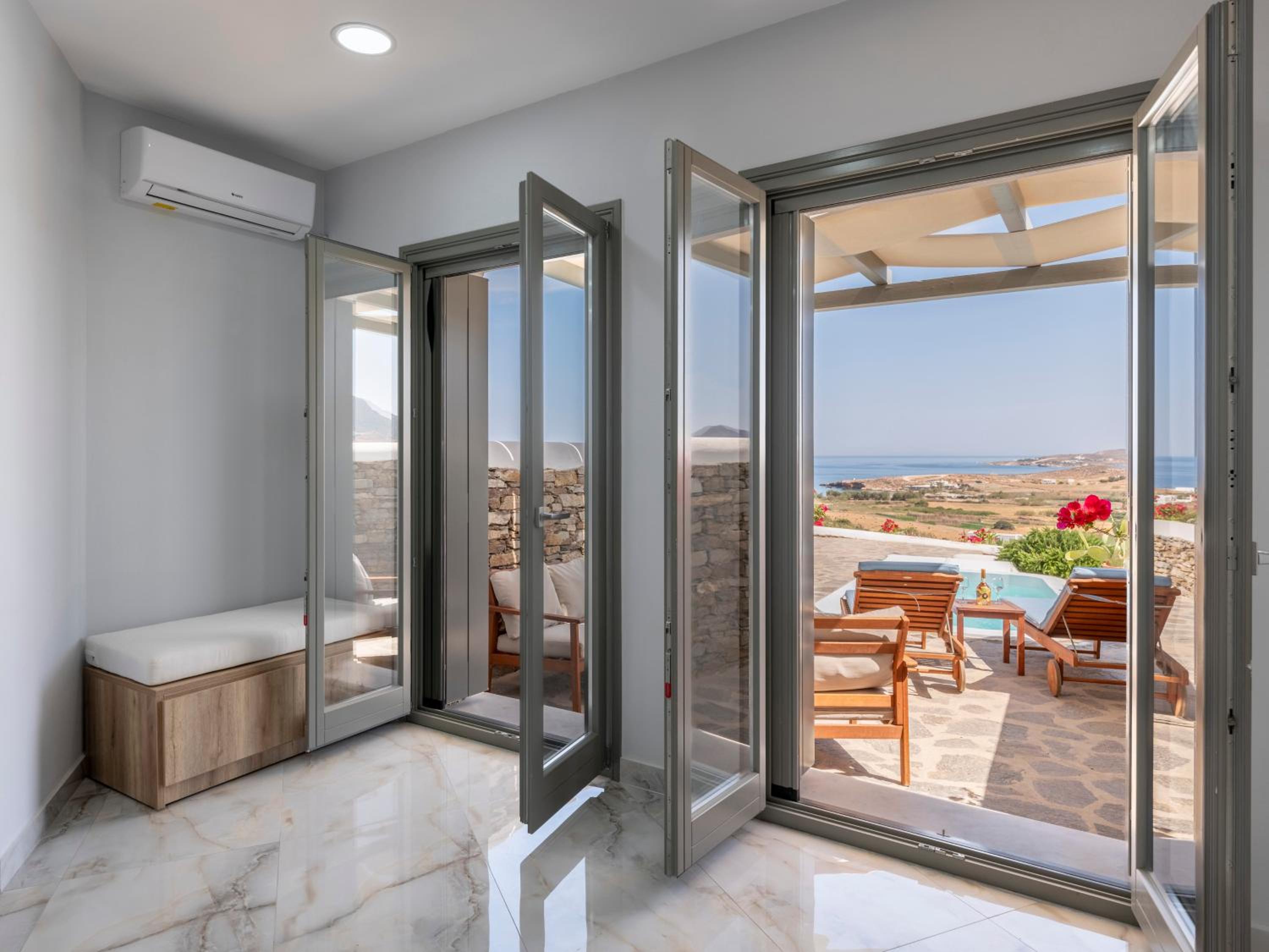 Deluxe Suite with Sea View - Photo 17