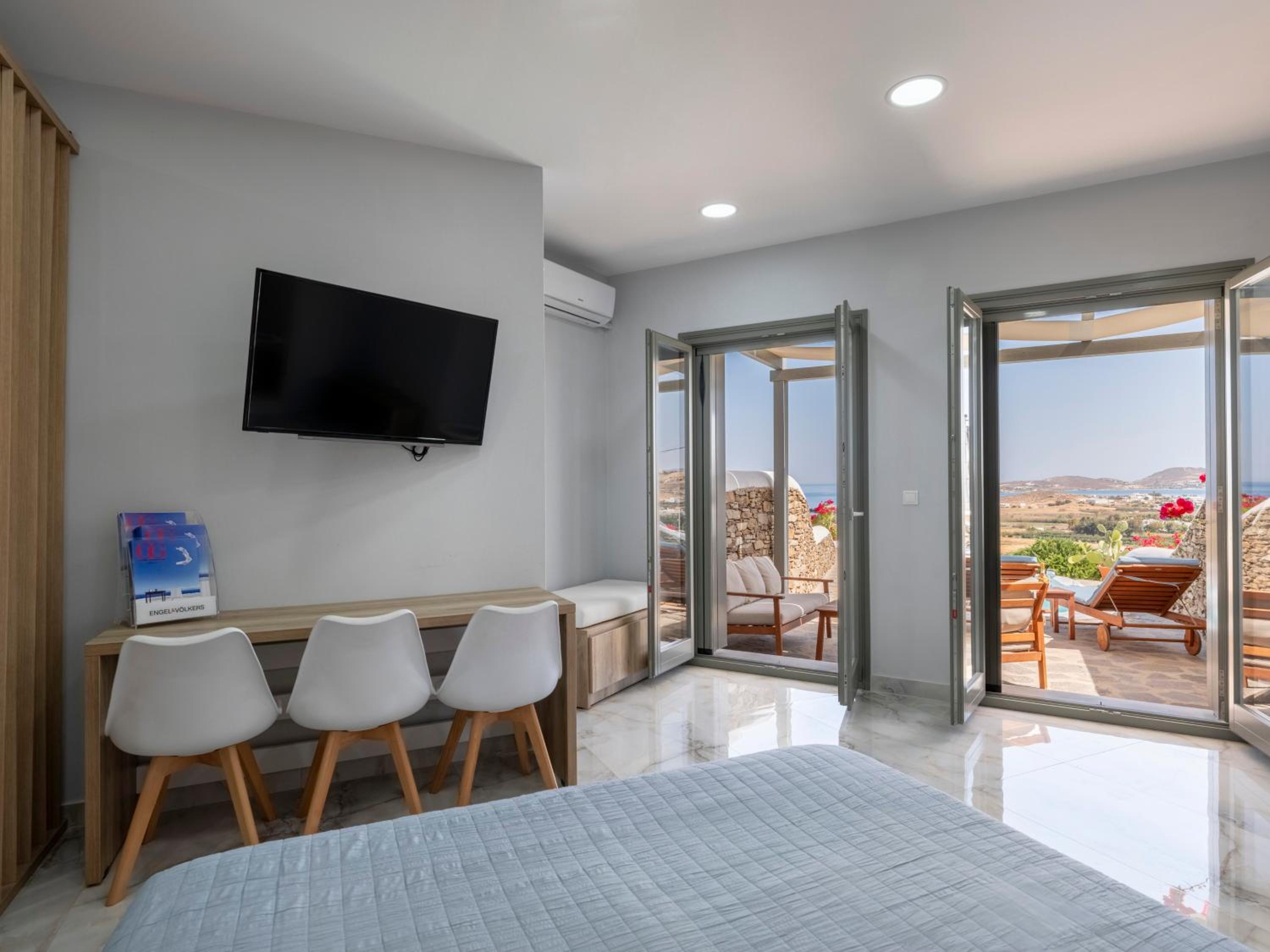 Deluxe Suite with Sea View - Photo 1