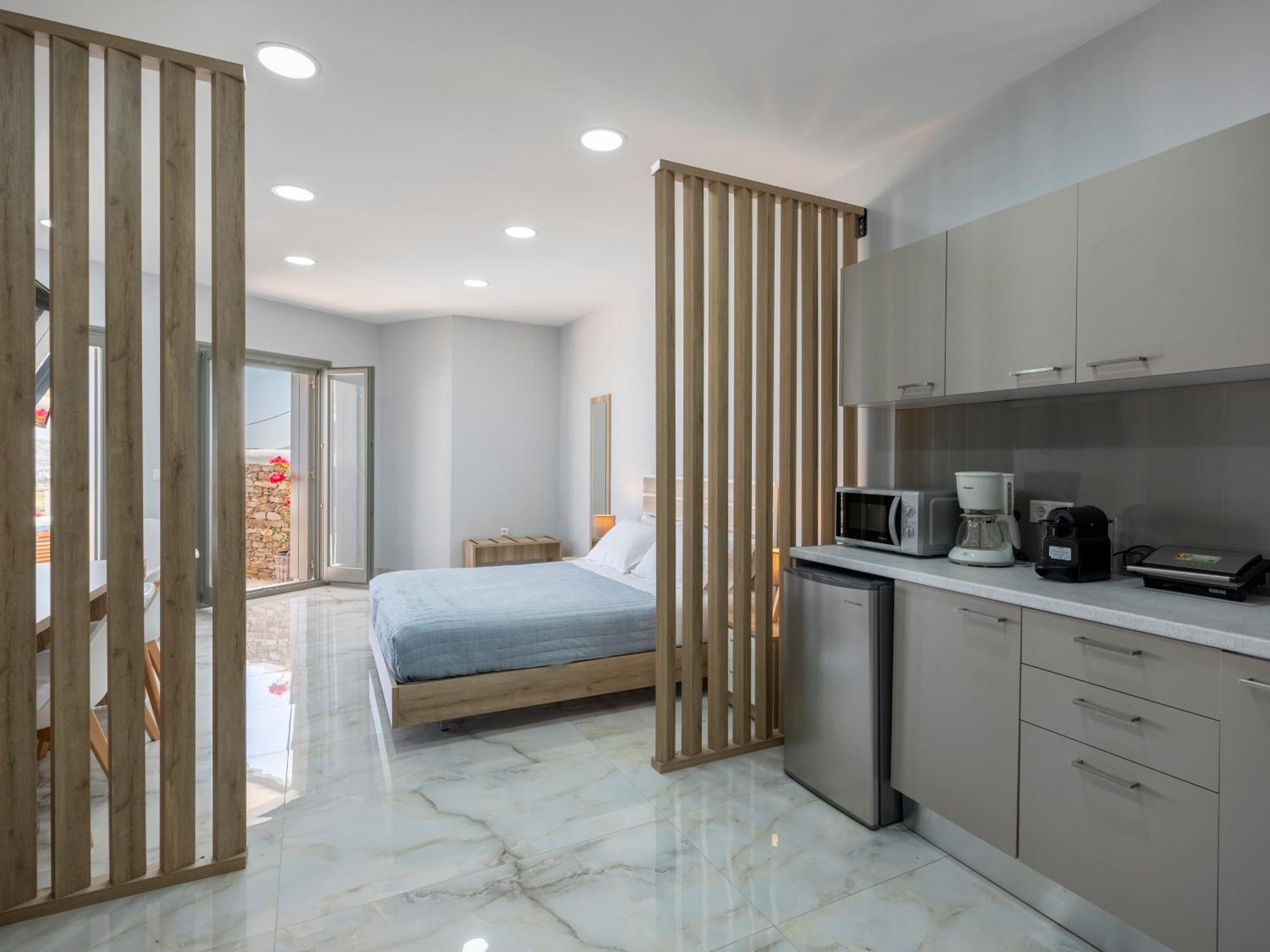 Deluxe Suite with Sea View - Photo 19
