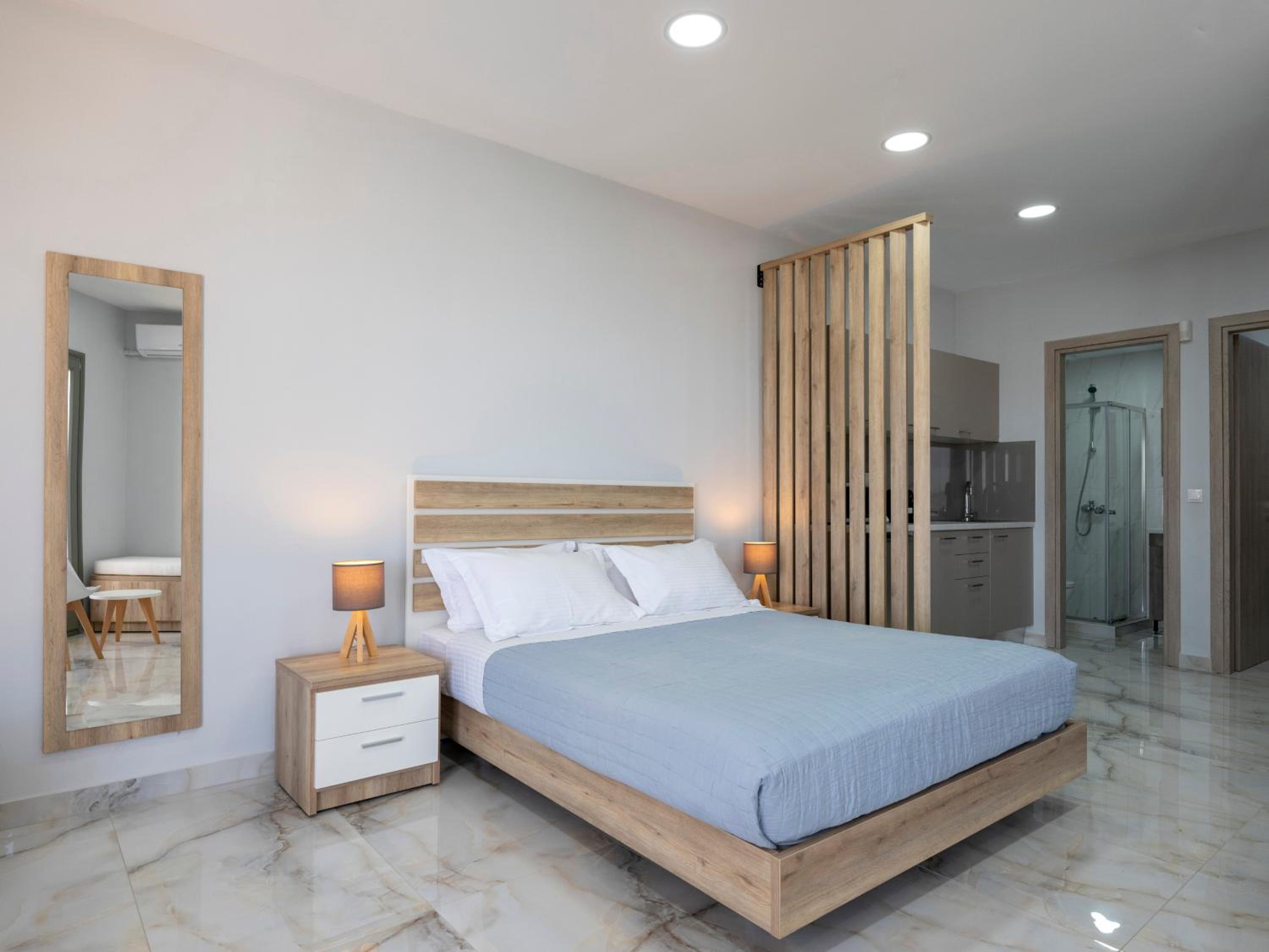 Deluxe Suite with Sea View - Photo 18