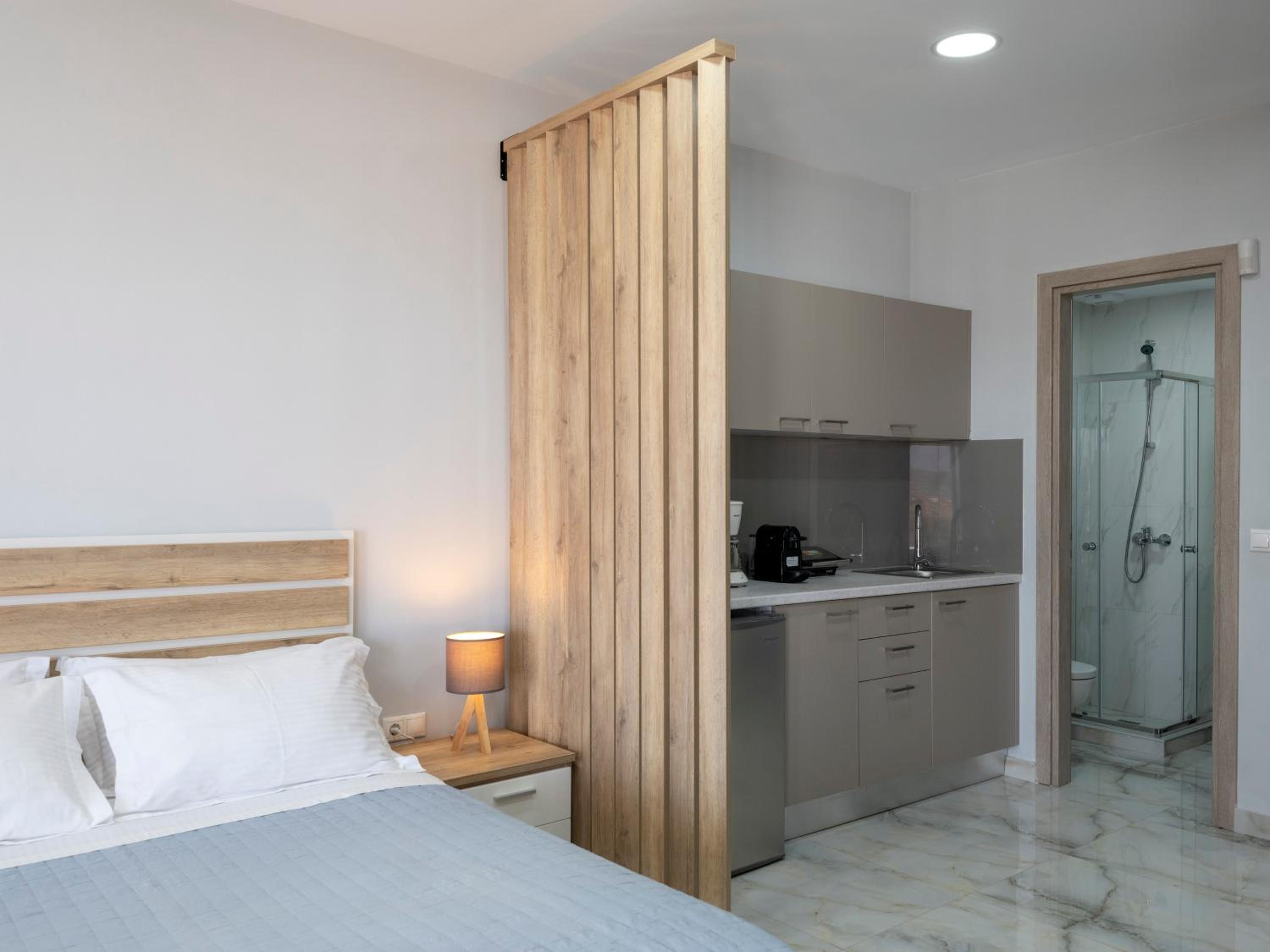 Deluxe Suite with Sea View - Photo 4