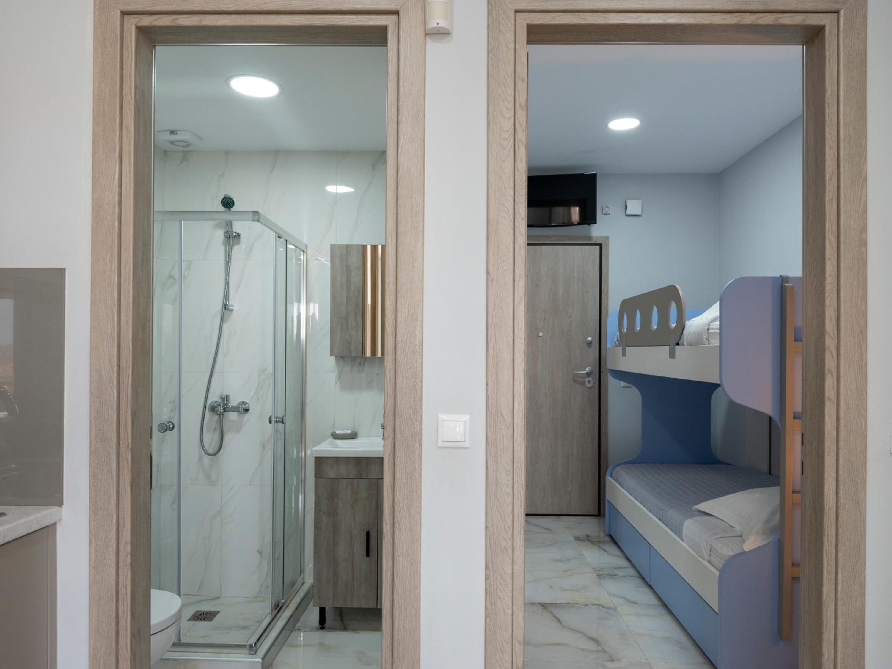 Deluxe Suite with Sea View - Photo 3