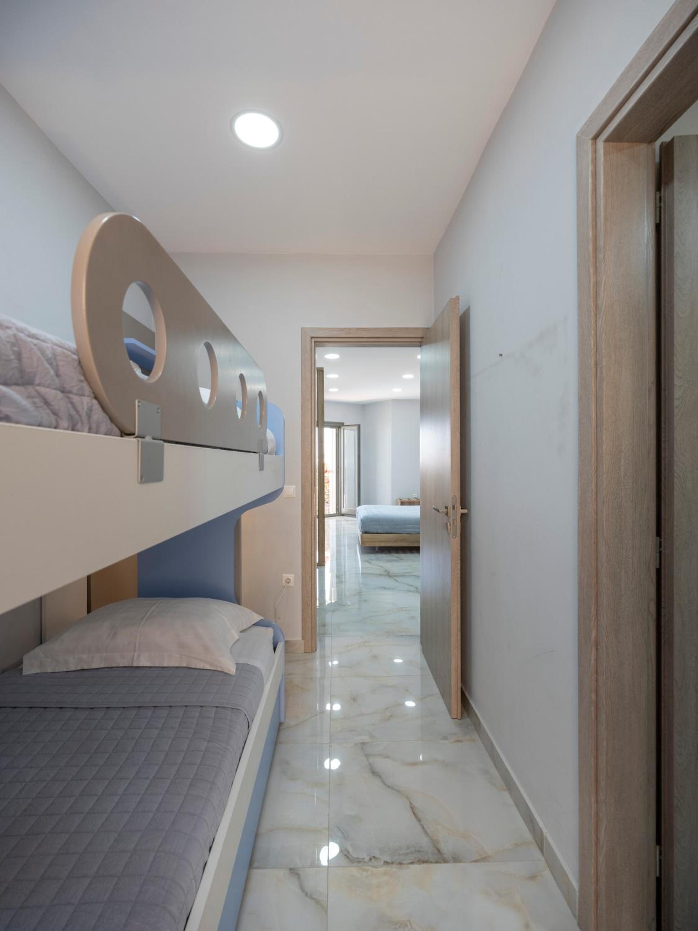 Deluxe Suite with Sea View - Photo 22