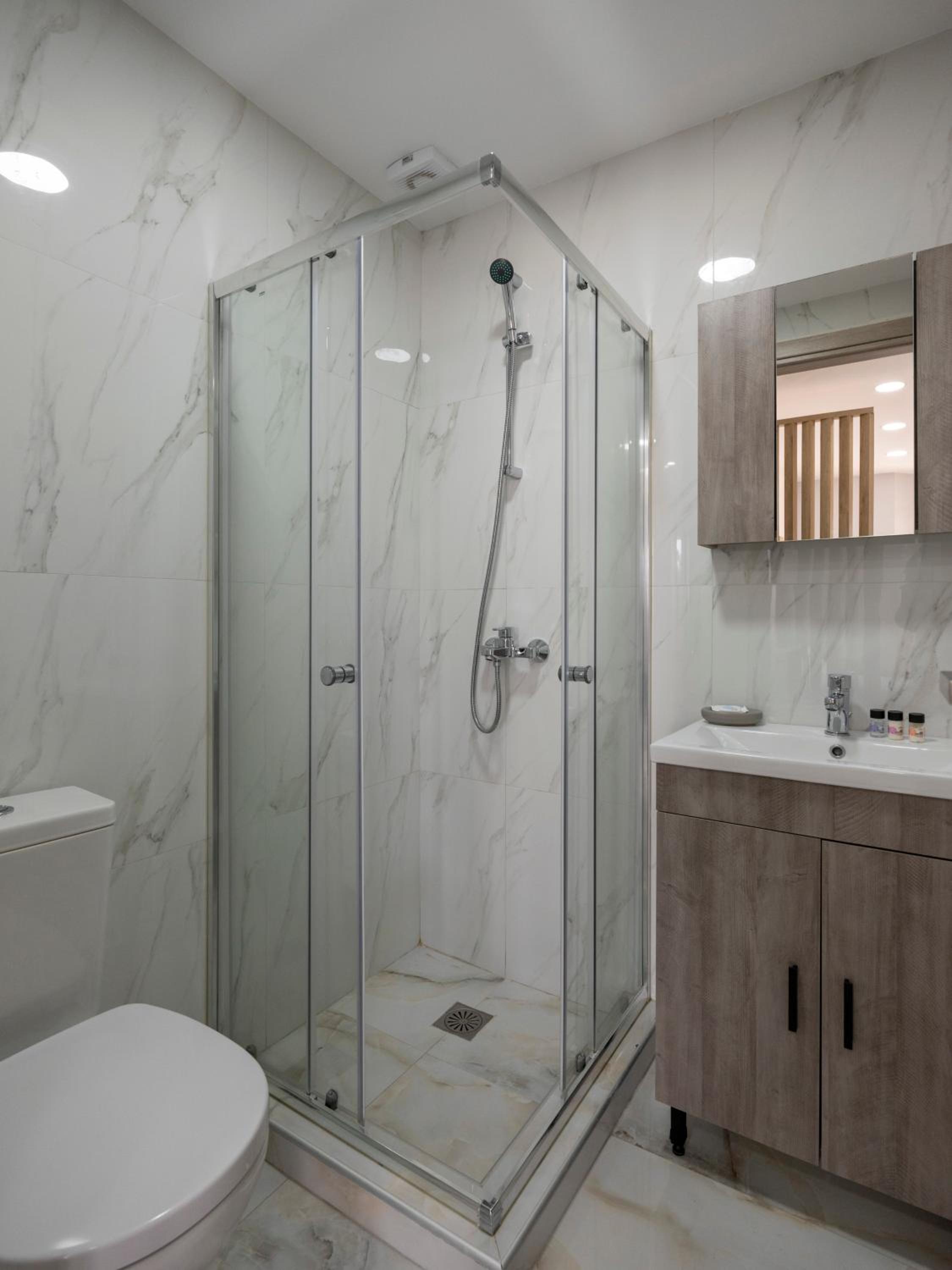 Deluxe Suite with Sea View - Photo 23