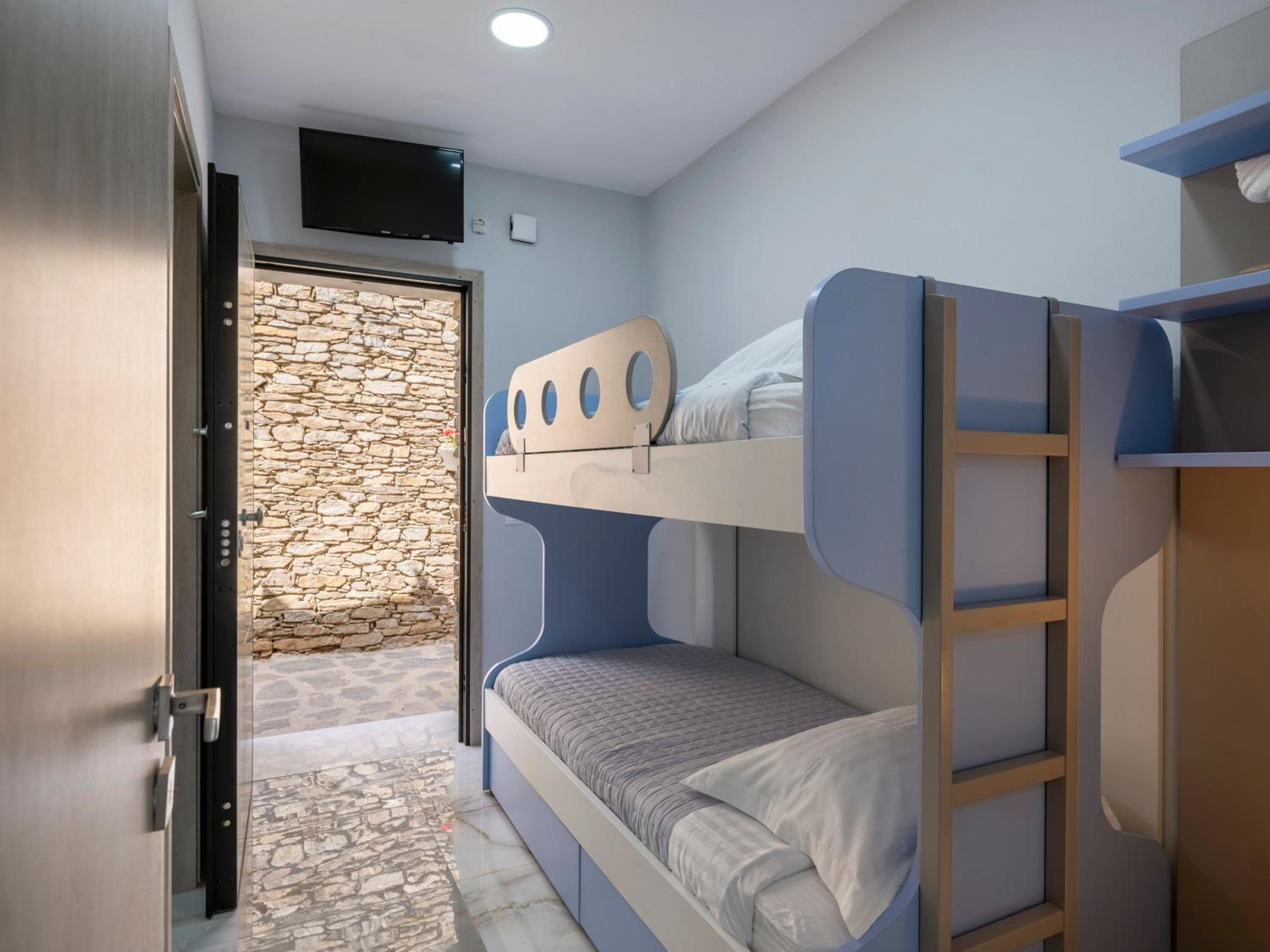 Deluxe Suite with Sea View - Photo 20