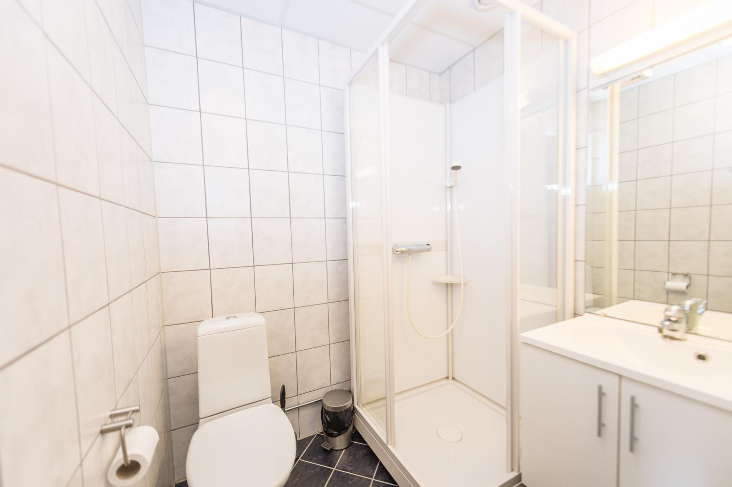 Family Room with Private Bathroom photo 2