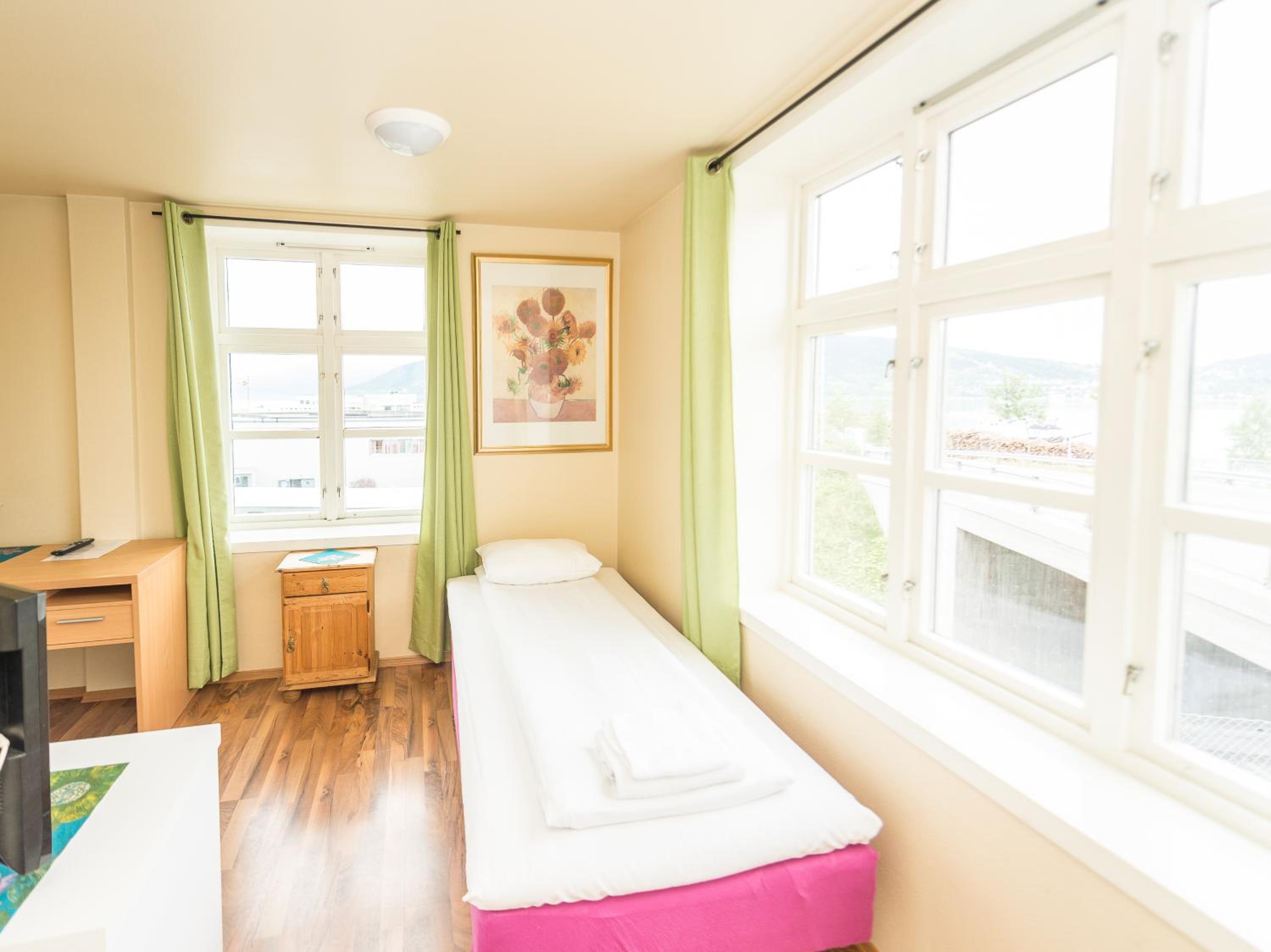 Single Room with Private Bathroom photo 2