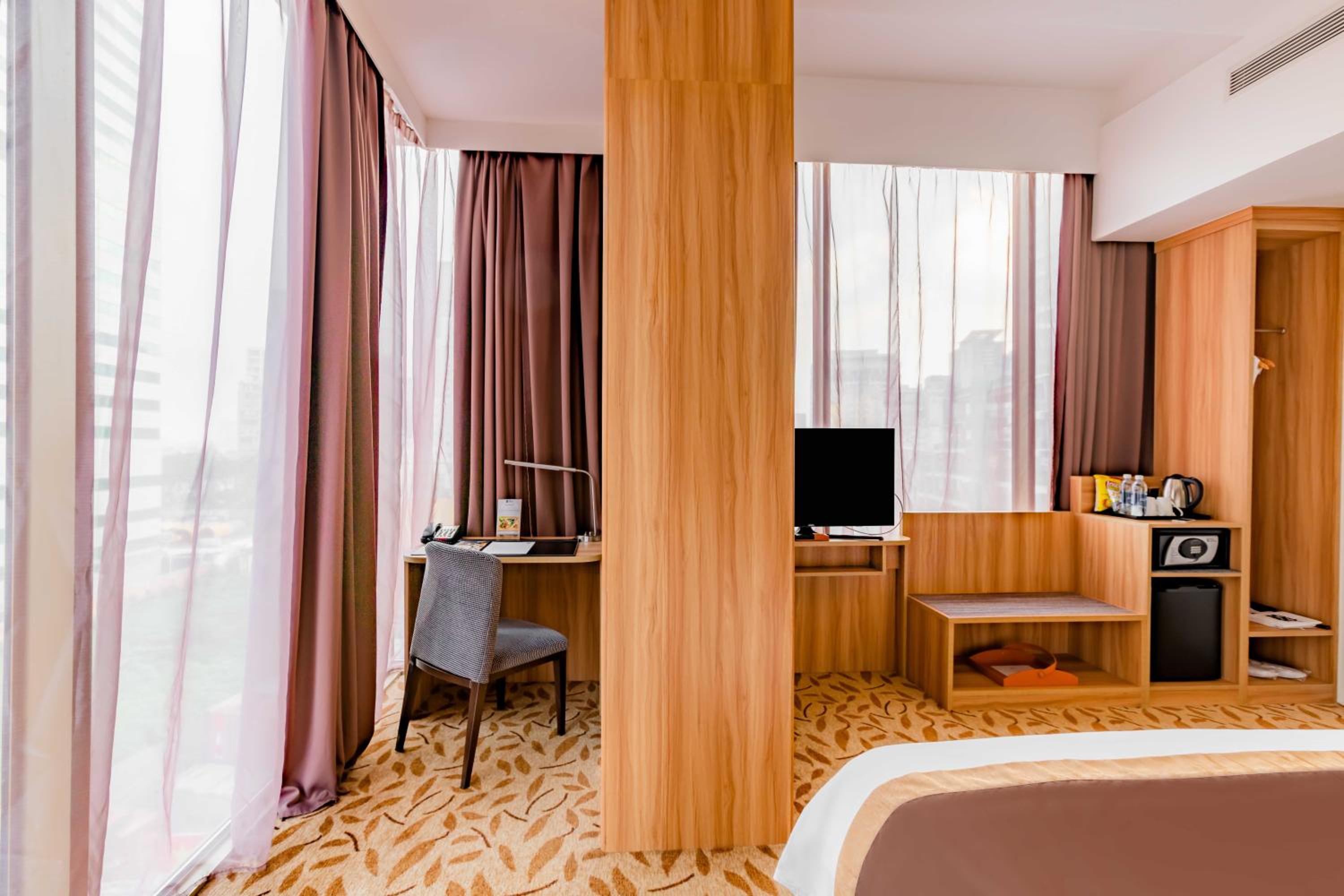 Business Double Room With Free Minibar And 4 Pieces Of Laundry Daily  photo 3