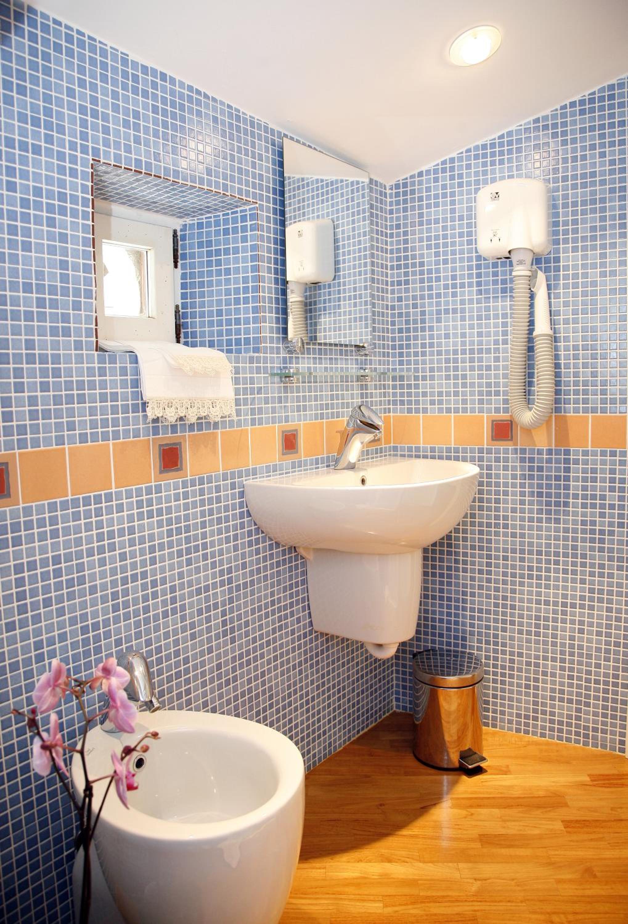 Double Room - Photo 6