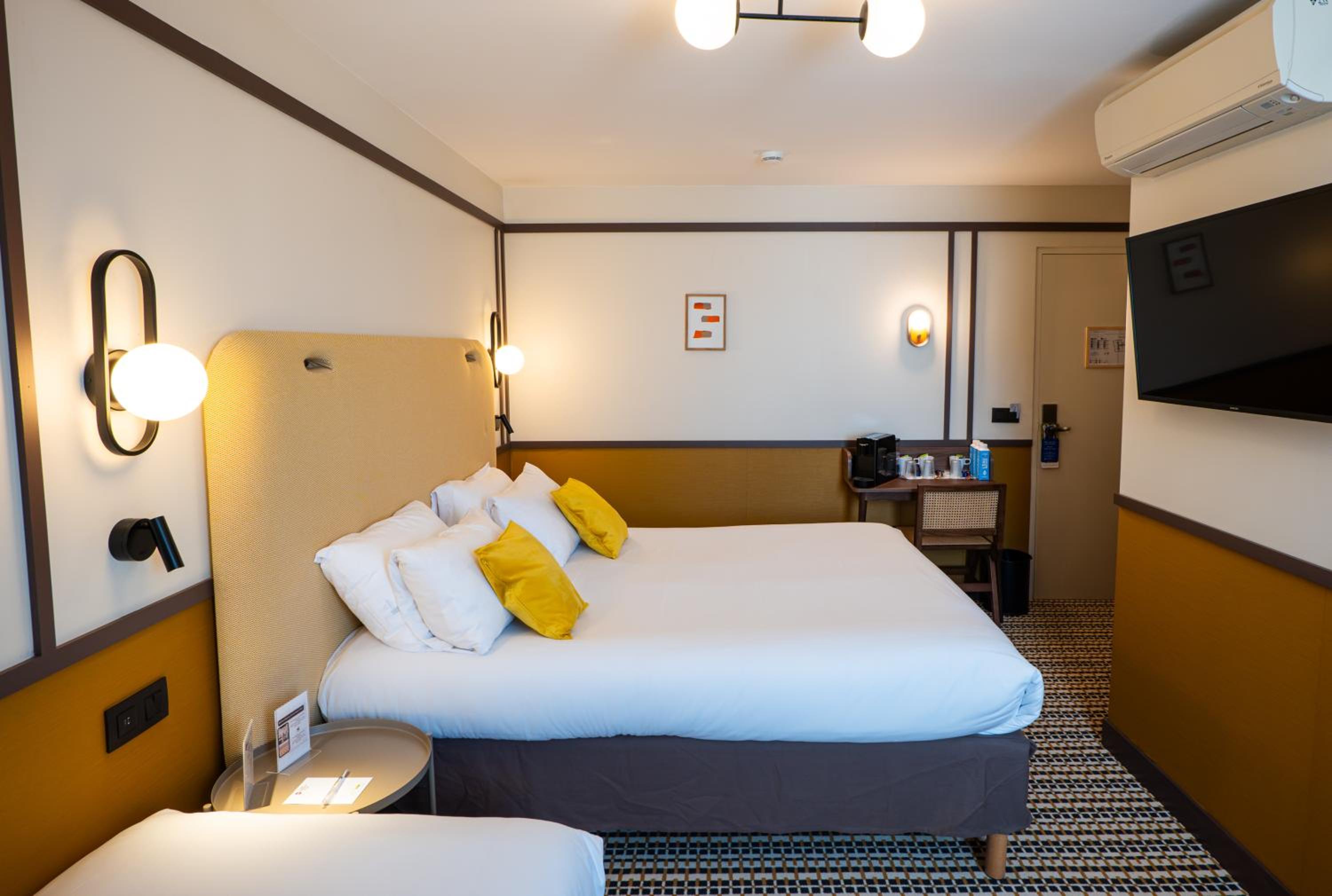 Executive Queen Room with Sofa Bed - Non-Smoking - Photo 1