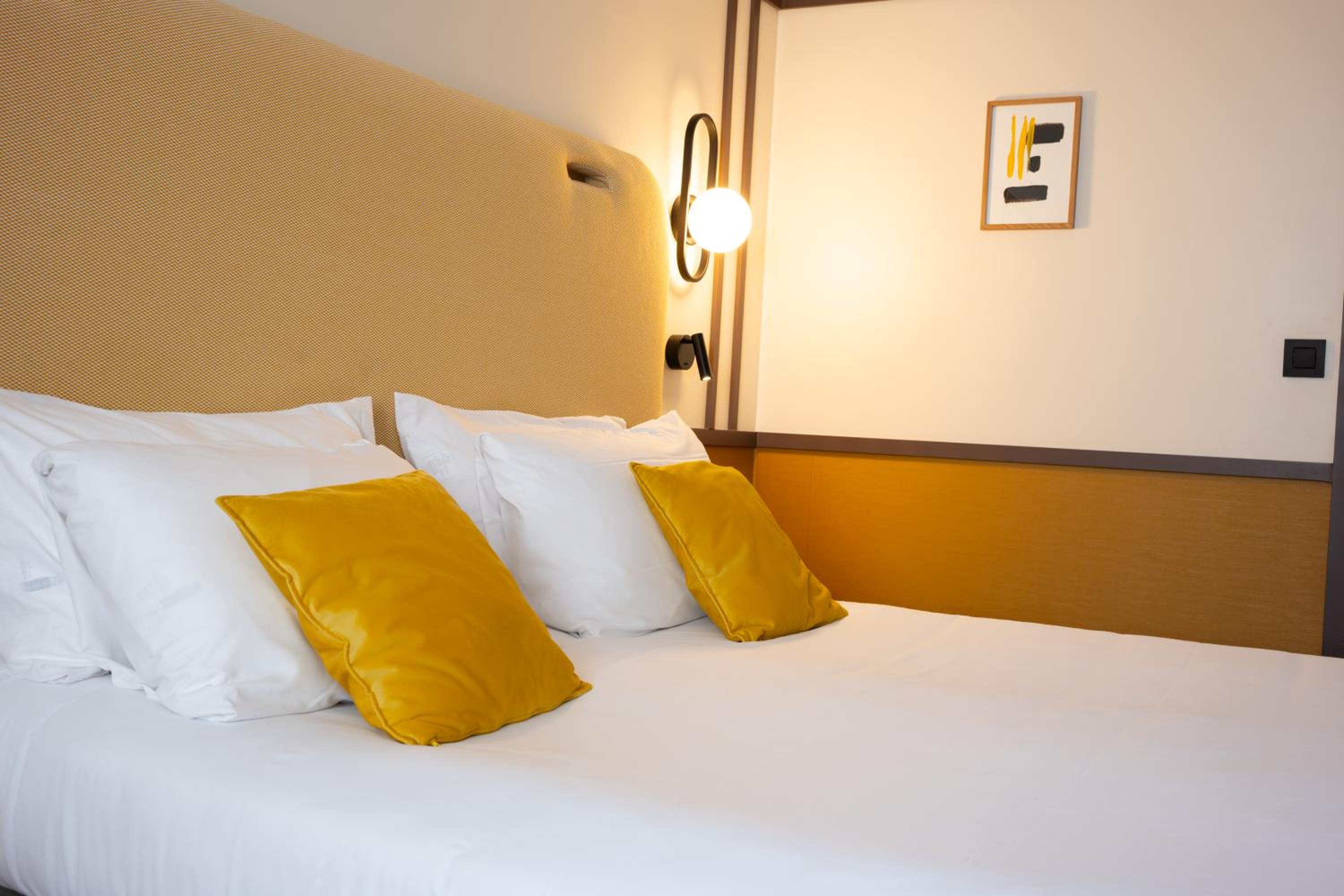 Executive Queen Room with Sofa Bed - Non-Smoking - Photo 5