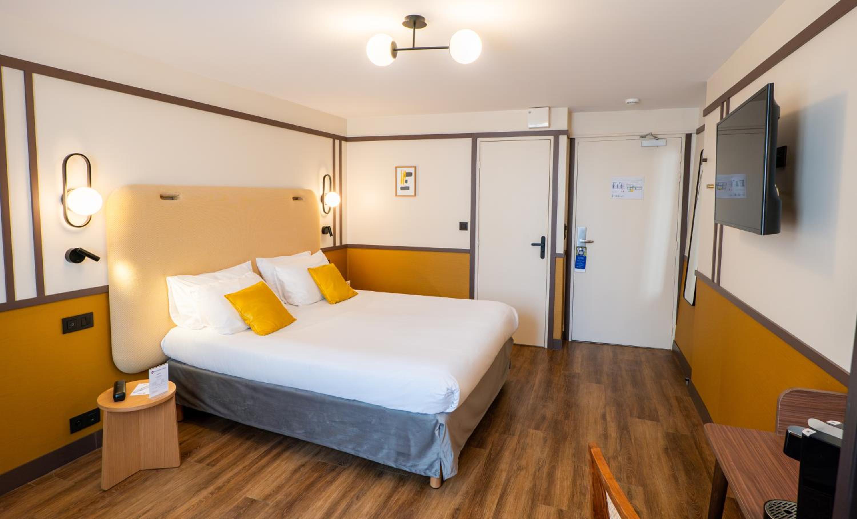 Executive Queen Room with Sofa Bed - Non-Smoking - Photo 4
