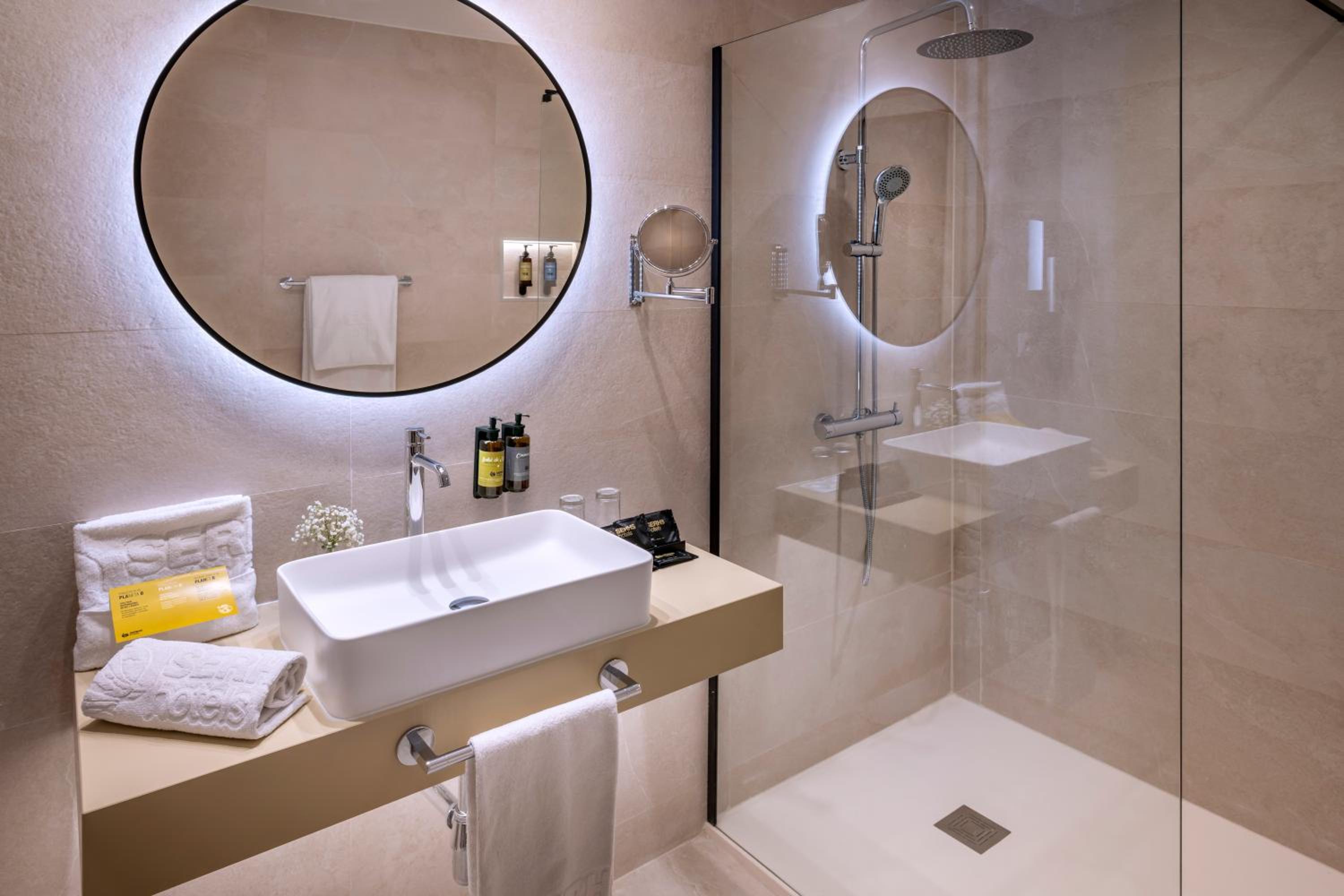 Deluxe Double or Twin Room with Balcony Rambla view photo 2