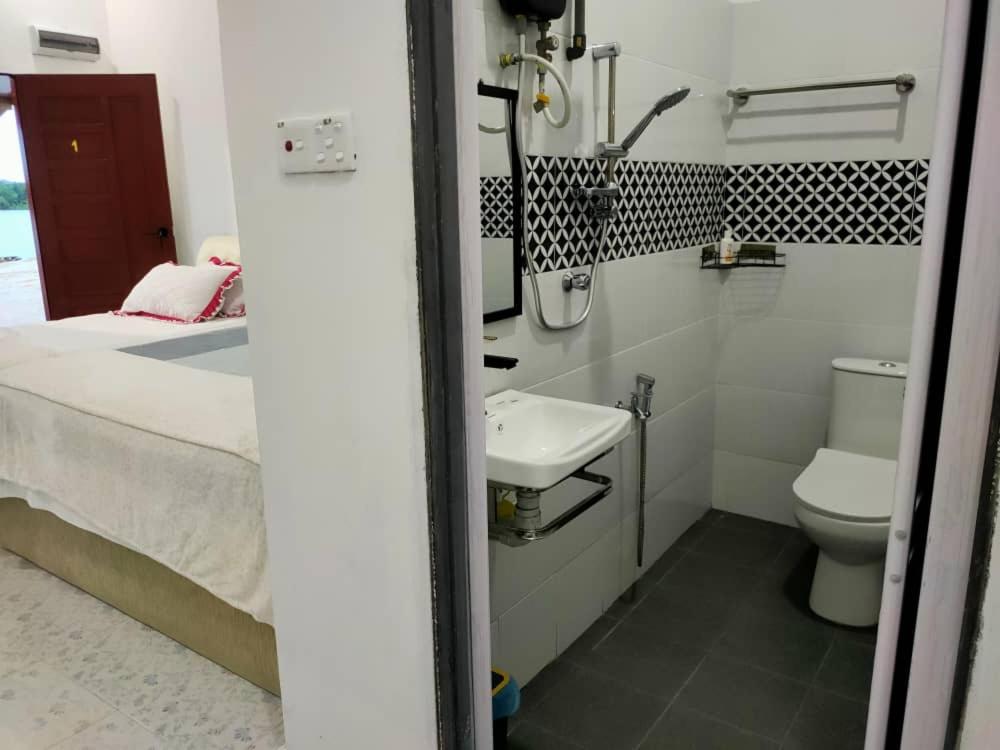 Family Room with Bathroom photo 2