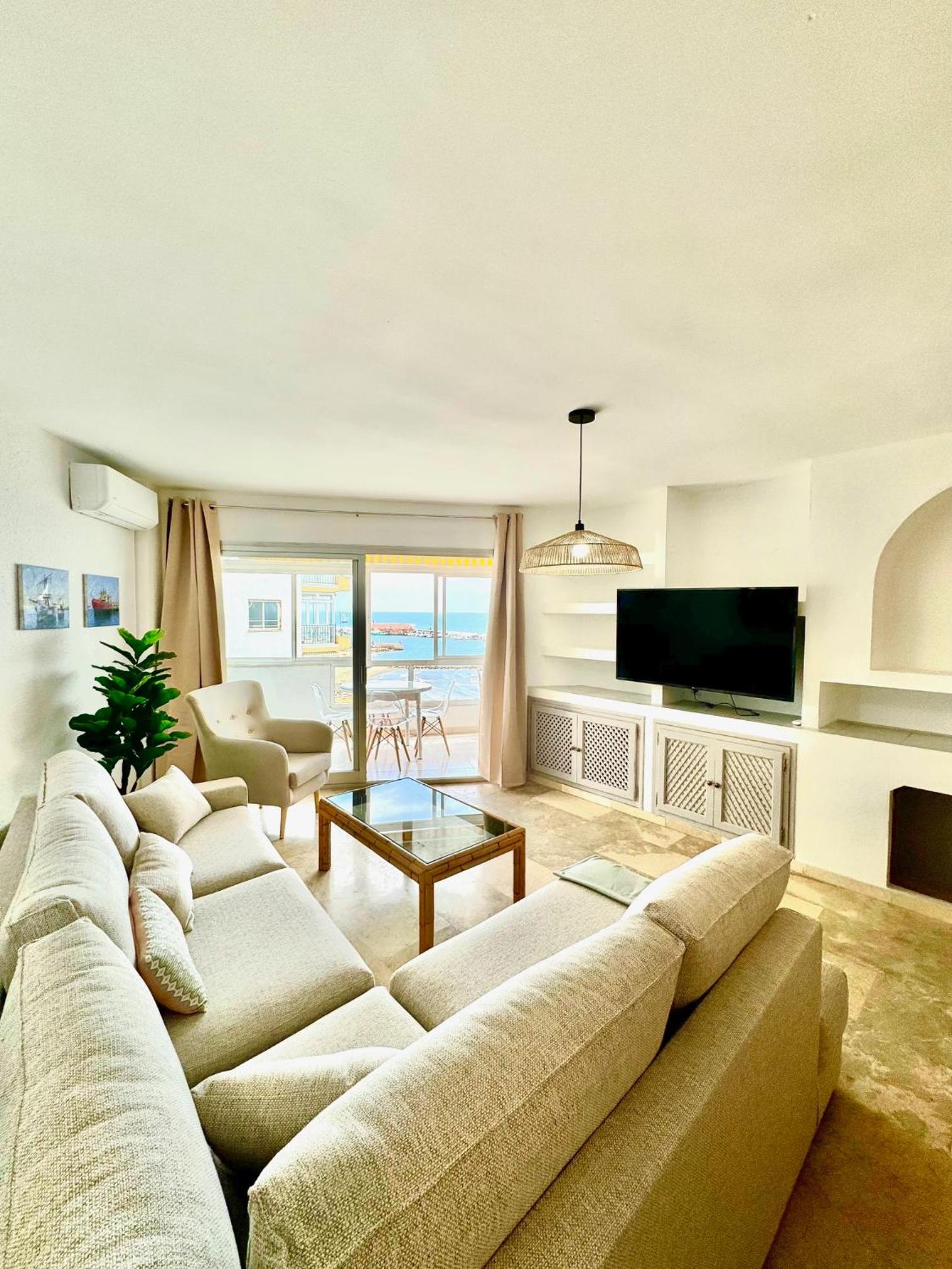 Apartamento de dos habitaciones con balcón y vista al mar
