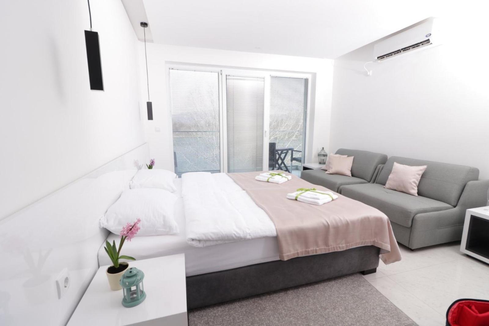 One-Bedroom Apartment With Lake View photo 1
