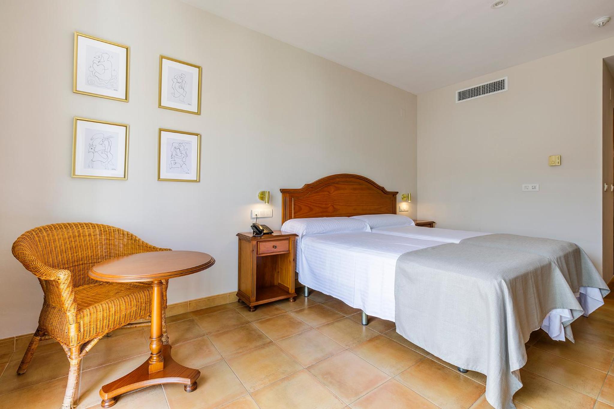 Double Room with Balcony - Photo 4